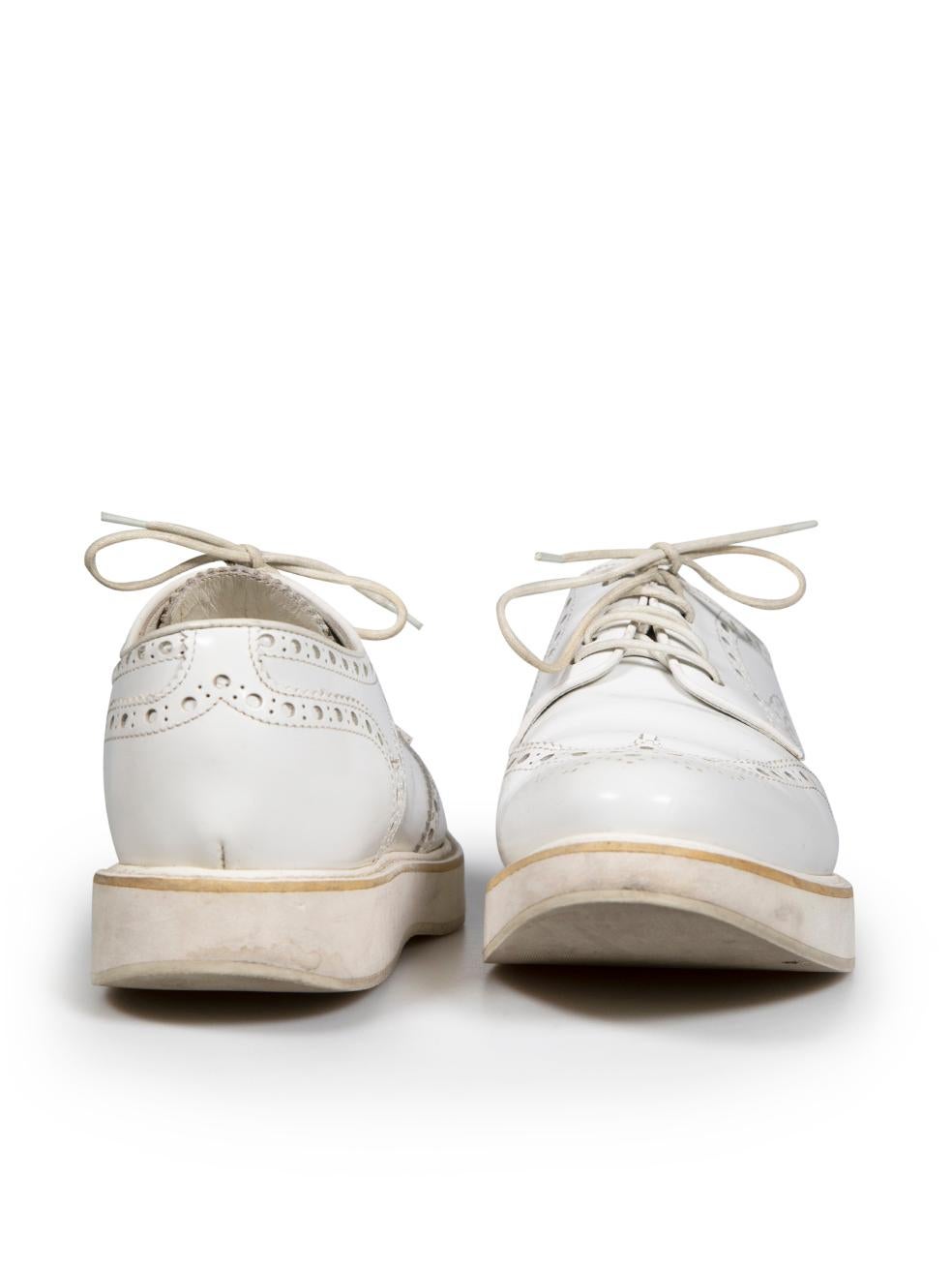 Gris Brogues à lacets en cuir blanc perforé de Church's, taille IT 38,5 en vente