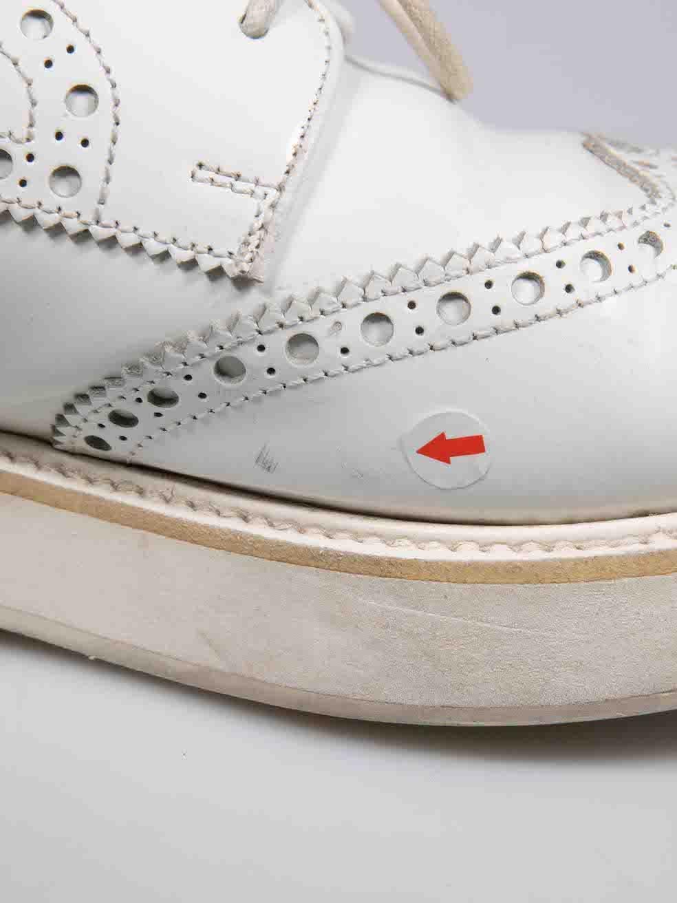 Brogues à lacets en cuir blanc perforé de Church's, taille IT 38,5 en vente 1