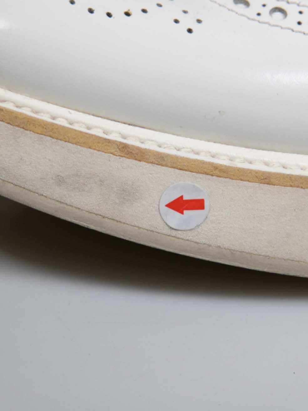 Brogues à lacets en cuir blanc perforé de Church's, taille IT 38,5 en vente 2