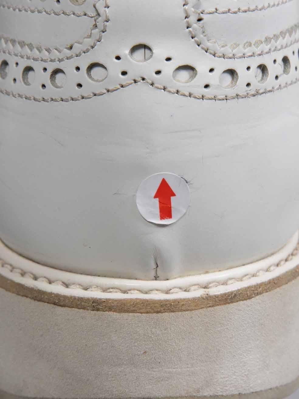 Brogues à lacets en cuir blanc perforé de Church's, taille IT 38,5 en vente 3