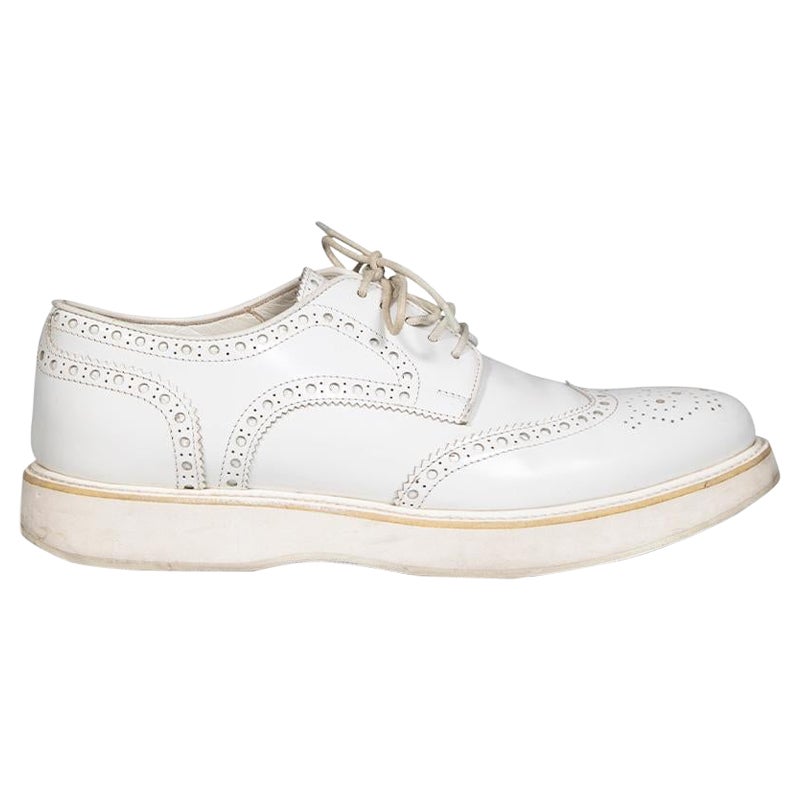 Brogues à lacets en cuir blanc perforé de Church's, taille IT 38,5 en vente