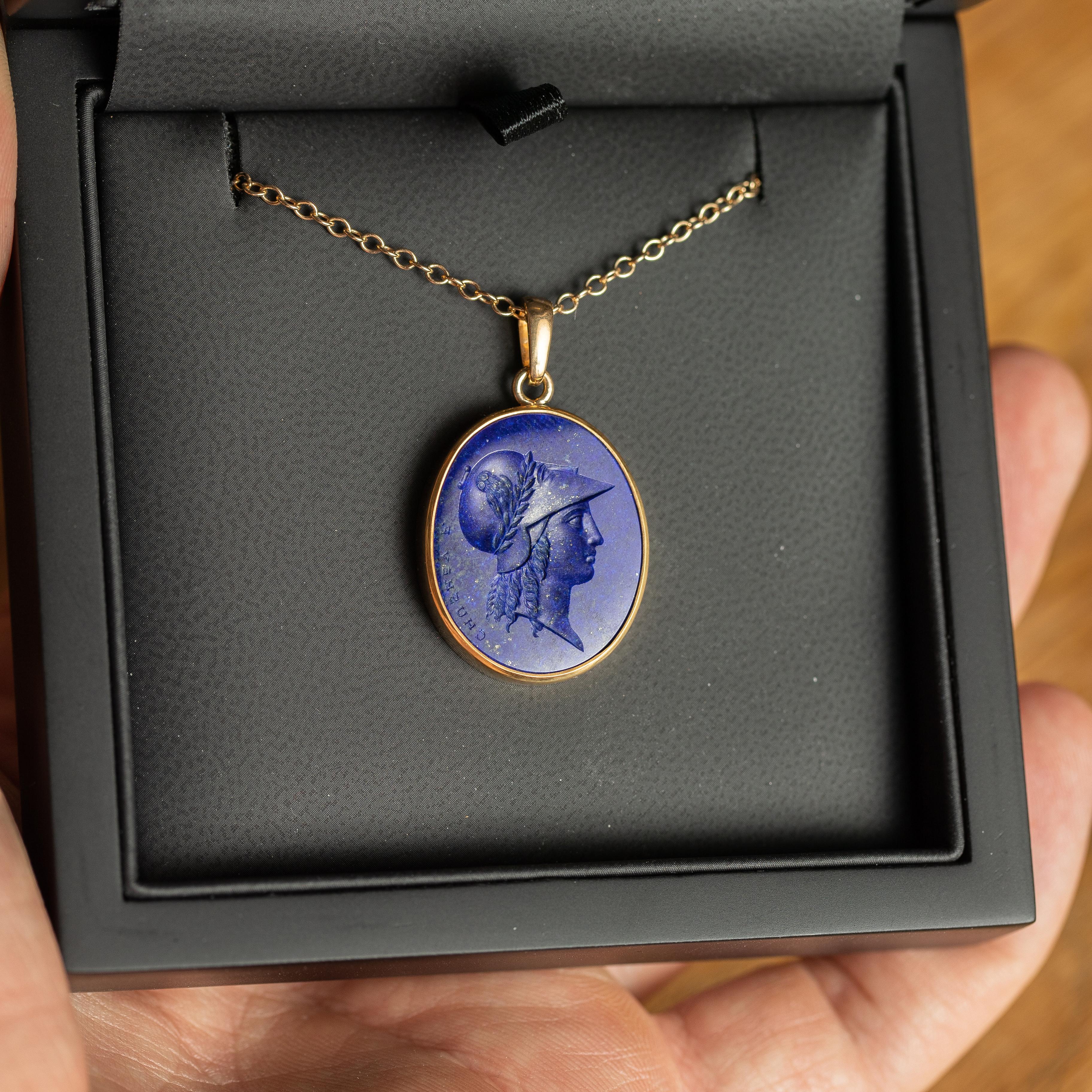 Grec classique Chushev Athena Pendentif en or à intaille en lapis-lazuli avec pendentif en vente