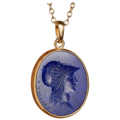 Chushev Athena Pendentif en or à intaille en lapis-lazuli avec pendentif