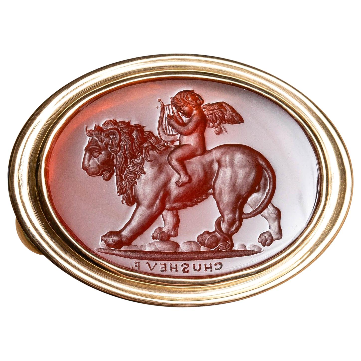 En vente :  Chushev, bague sigillaire Eros et lion en or avec intaille en cornaline