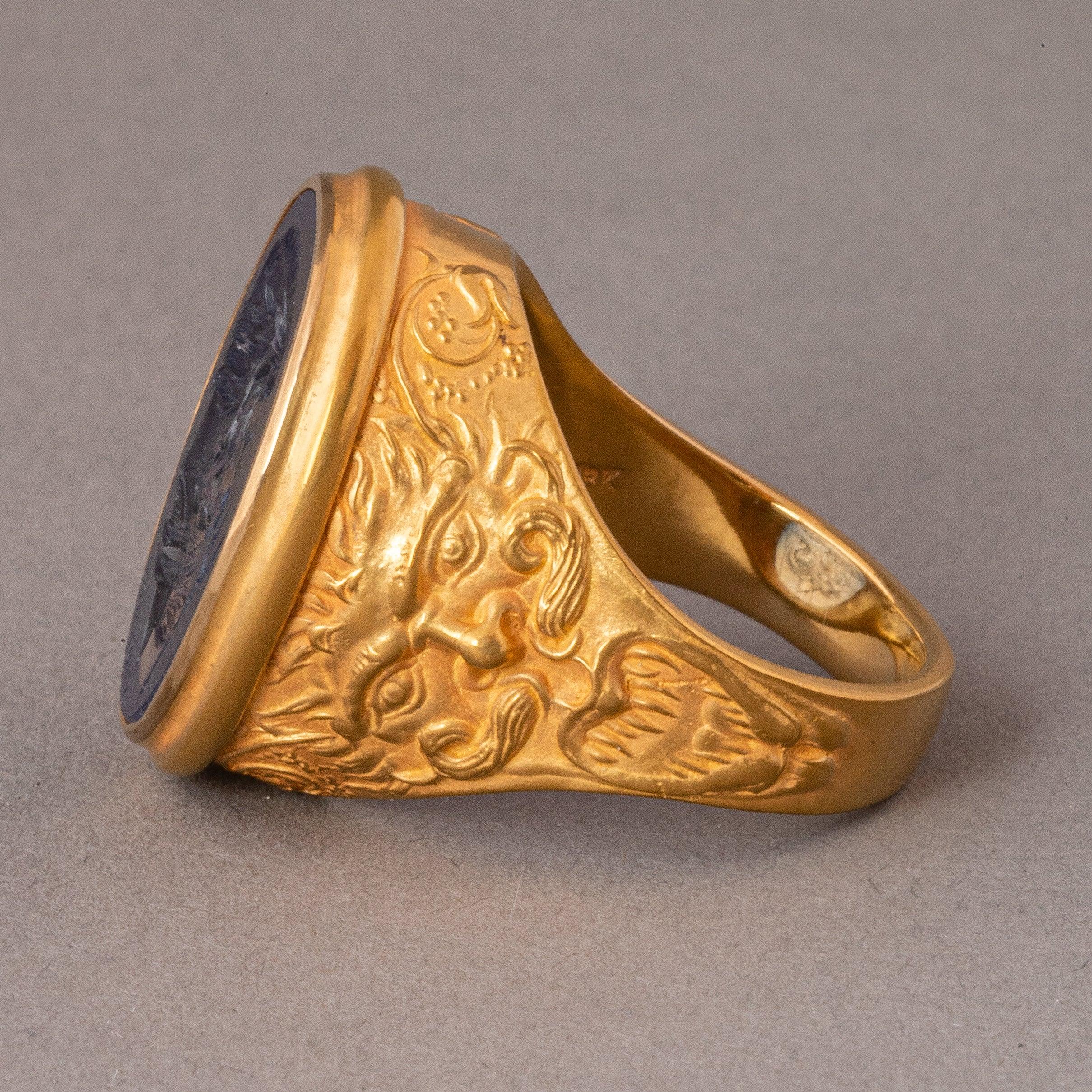 En vente :  Chushev, bague sigillaire Hades en or à intaille avec saphir bleu 2