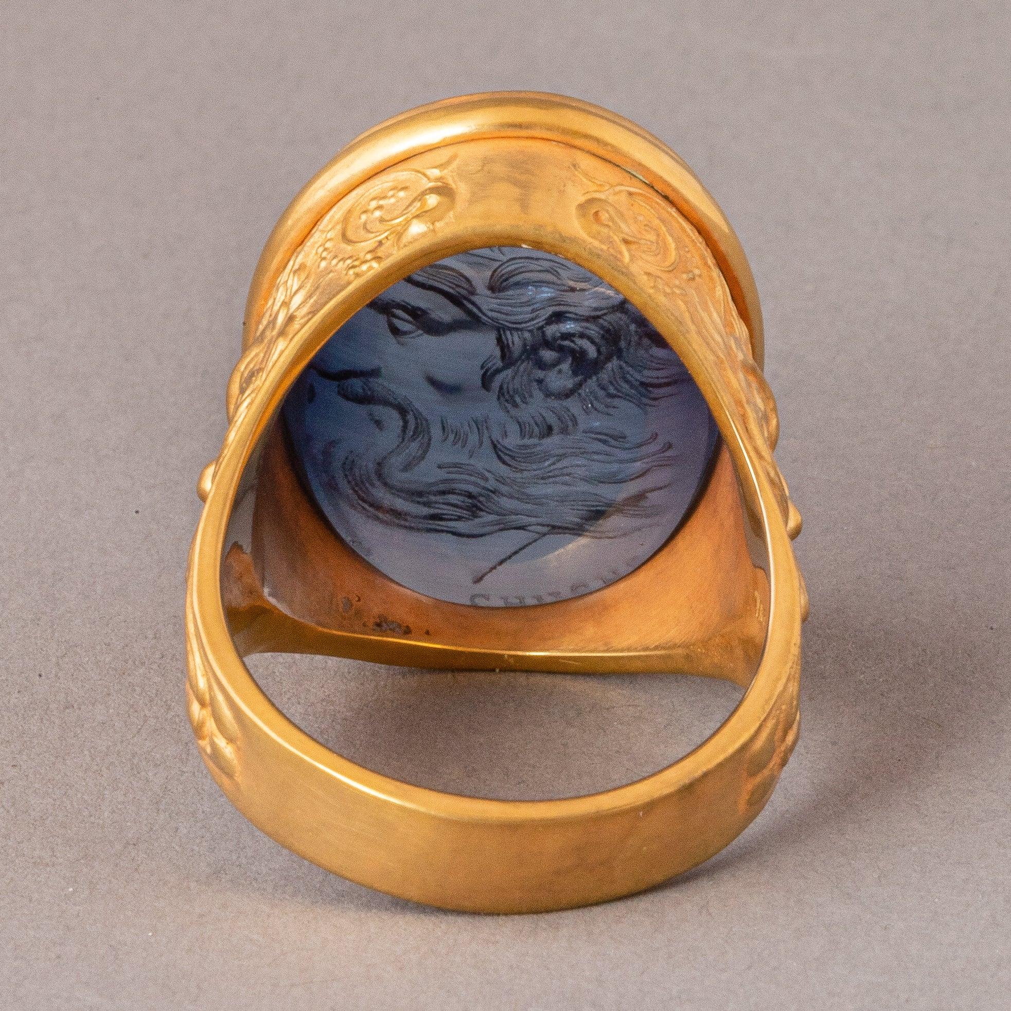 En vente :  Chushev, bague sigillaire Hades en or à intaille avec saphir bleu 3