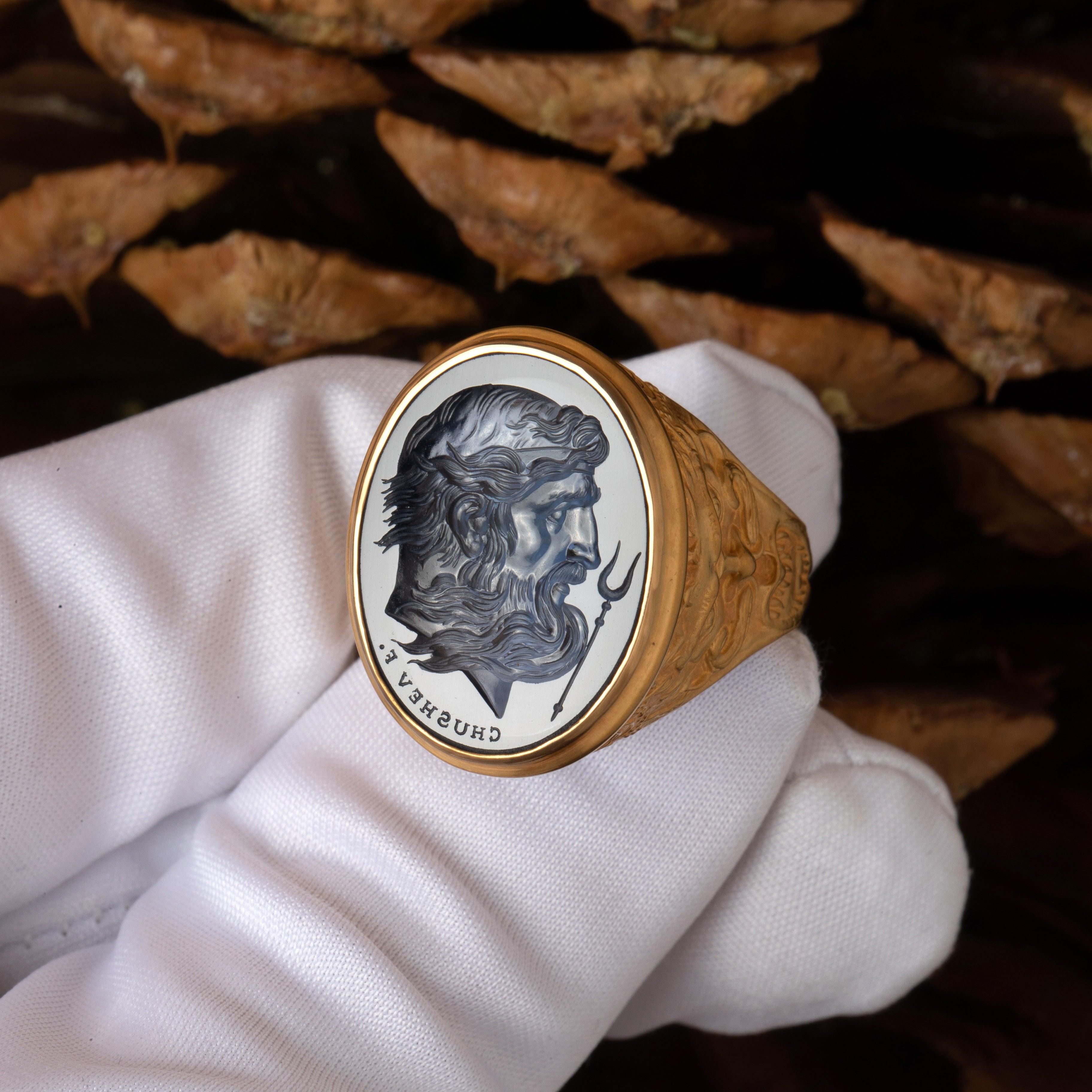 En vente :  Chushev, bague sigillaire Hades en or à intaille avec saphir bleu 5