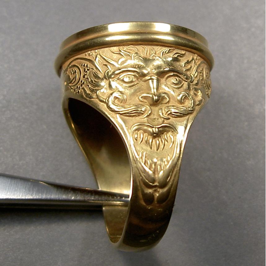 En vente :  Chushev, bague sigillaire en or avec intaille en cornaline et sphinx 4