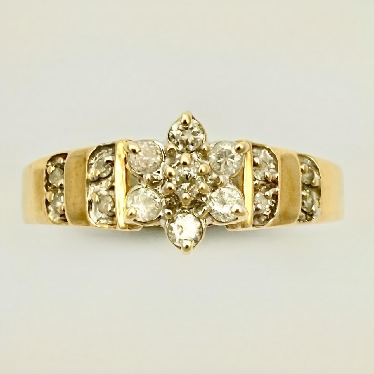 Schöne 14K Gold und Diamant Blume Cluster Ring mit Diamant-Akzent Schultern. Es gibt fünfzehn Diamanten. Das Herstellerzeichen ist CI. Ringgröße UK O / US 7,  Innendurchmesser 1,8 cm / .7 inch. Die Diamantenblüte hat einen Durchmesser von 7,5 mm und