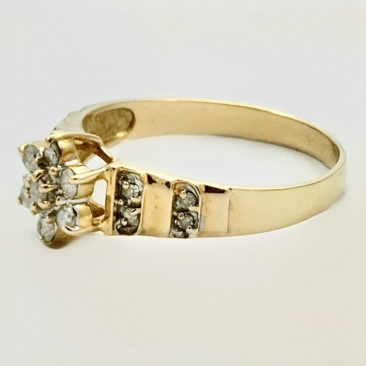 CI 14K Gold und Diamant Blumen Cluster Ring mit Diamant-Akzenten um 1960 (Rundschliff) im Angebot