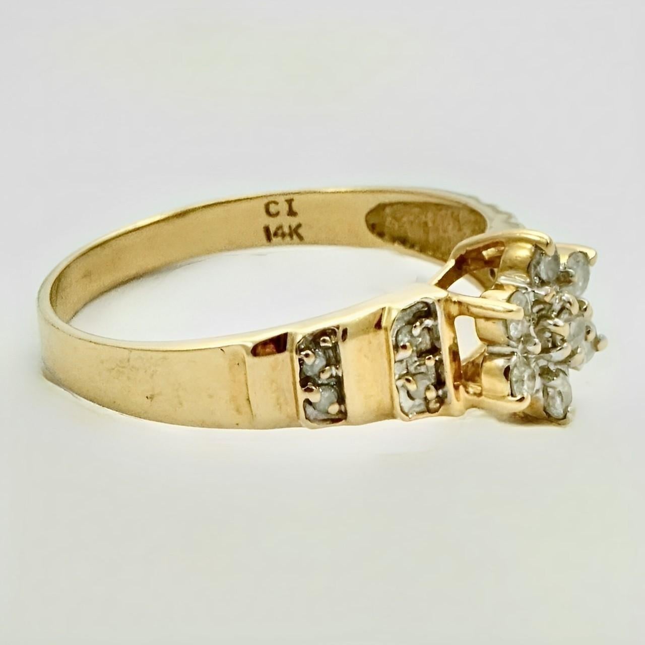 CI 14K Gold und Diamant Blumen Cluster Ring mit Diamant-Akzenten um 1960 im Zustand „Gut“ im Angebot in London, GB