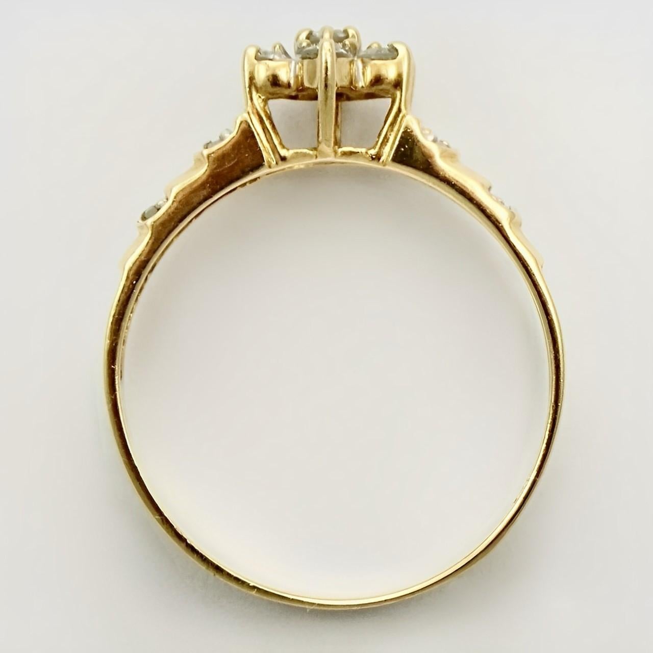 CI 14K Gold und Diamant Blumen Cluster Ring mit Diamant-Akzenten um 1960 im Angebot 1