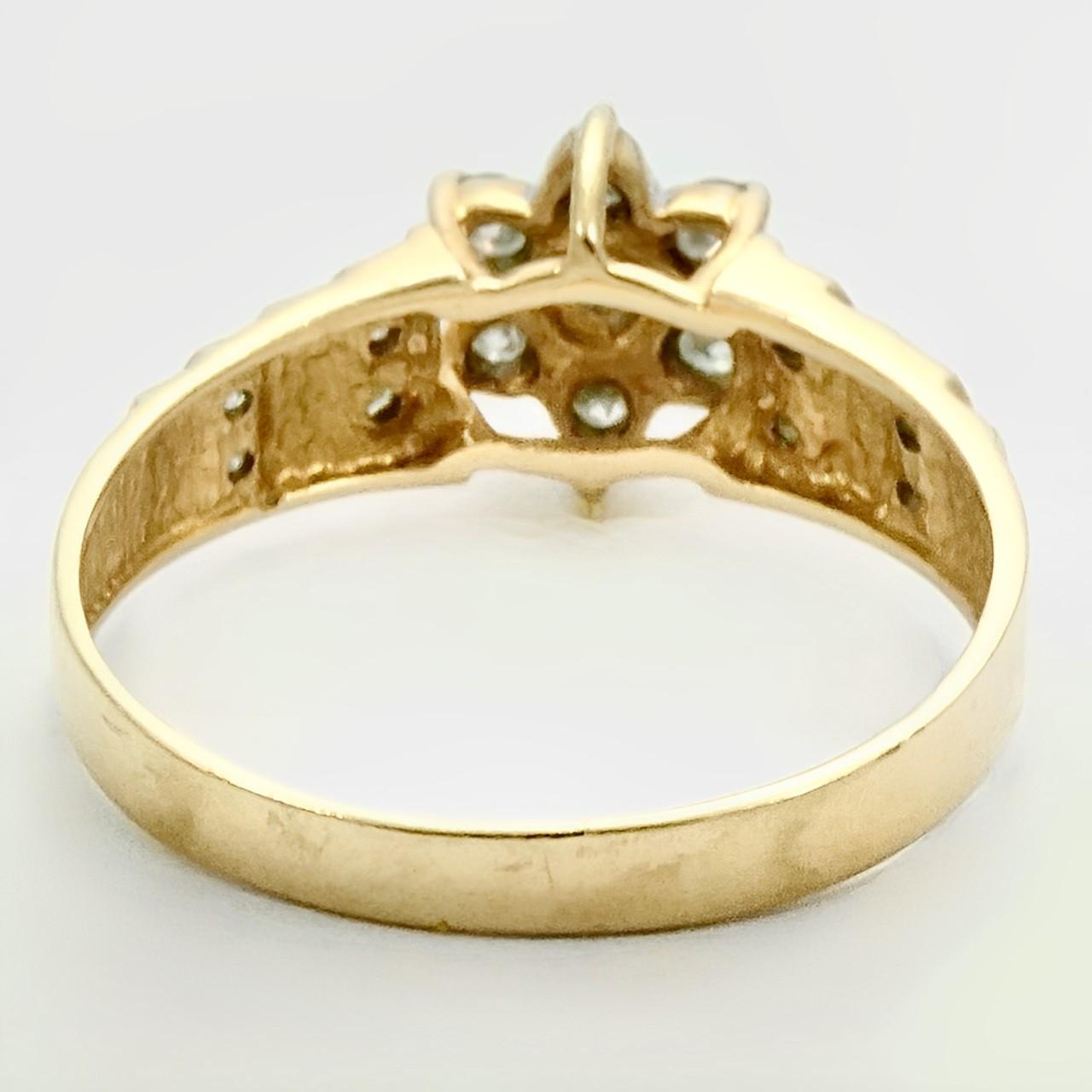 CI 14K Gold und Diamant Blumen Cluster Ring mit Diamant-Akzenten um 1960 im Angebot 2