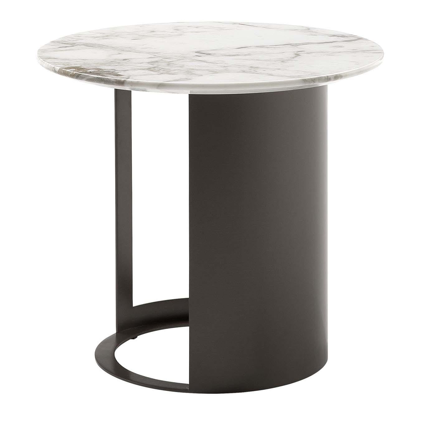 This side table is part of the Ci collection, featuring a contemporary silhouette and the combination of a luxurious top in Gold Calacatta marble and a bottom in metal. The open structure of the base creates a striking interplay of full and empty