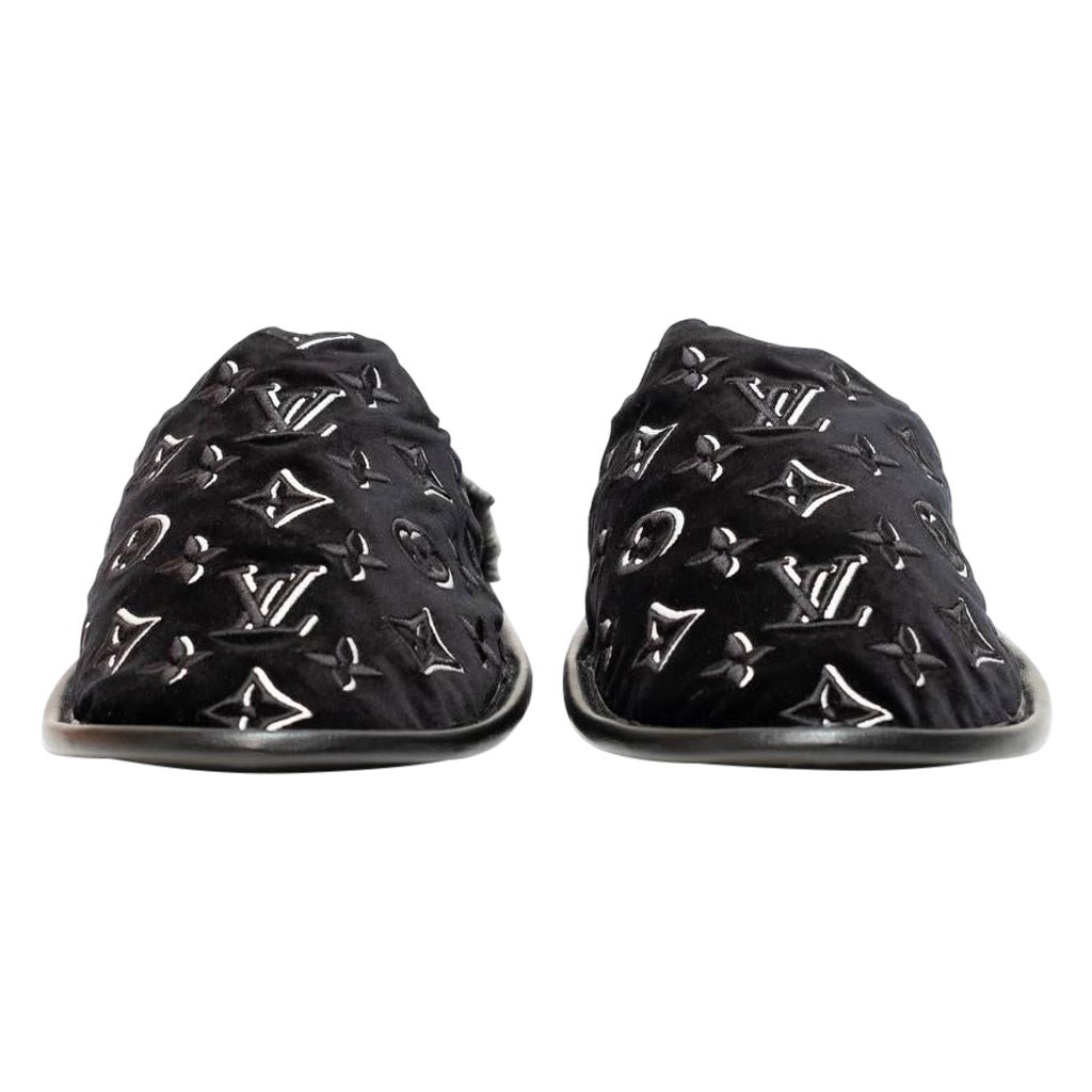 Botines Louis Vuitton, modelo Suite, realizados en piel negra y negra con detalles en piel. Decorado con monograma de fantasía en relieve, misura 41IT, completo de funda guardapolvo y funda. El artículo se presenta en condiciones similares al