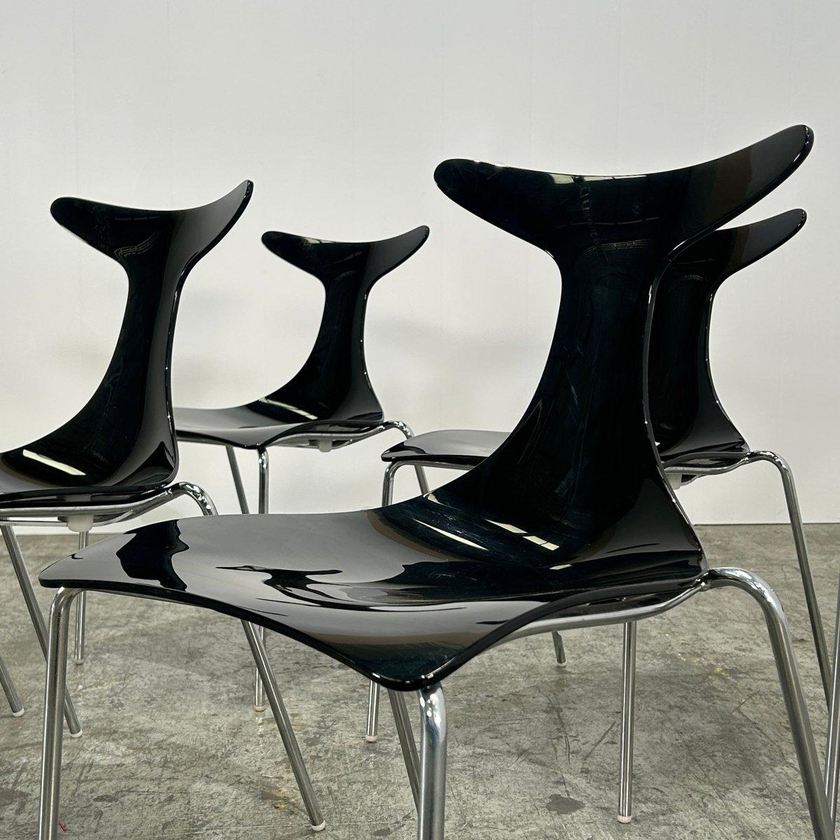 Voici les chaises de salle à manger Ciacci Kreaty Delfy, un superbe ensemble de six chaises conçues par le célèbre Gino Carollo. Ces chaises respirent l'élégance et la sophistication, ce qui en fait le complément idéal de toute salle à manger de