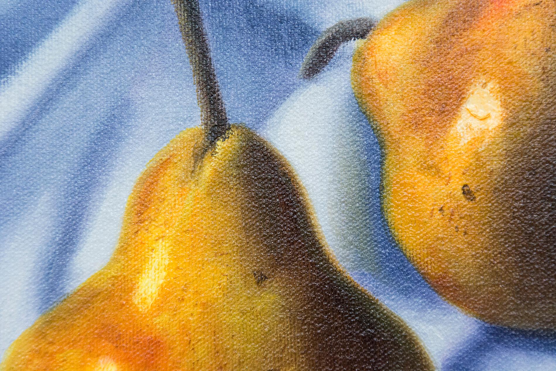 Auf diesem realistischen und intimen Ölgemälde auf Leinwand von Ciba Karisik sind saftige goldene Birnen auf einem blau-weißen Tuch arrangiert. Neben dem geschickten Einsatz von Trompe l'Oeil hat der Künstler die Bedeutung des Themas durch
