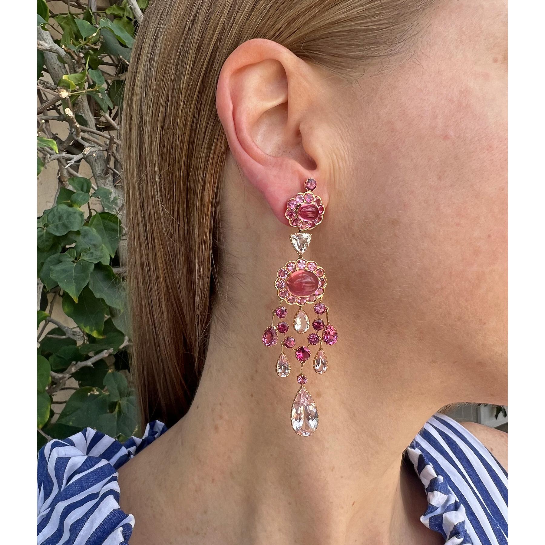 Gocce a cascata di tormalina rosa e rubellite incastonate in orecchini stile lampadario.  Tormalina rosa rotonda, ovale, triangolare e a pera, sfaccettata e tagliata a cabochon, in varie tonalità di tormalina rosa più chiara e più scura (nota anche
