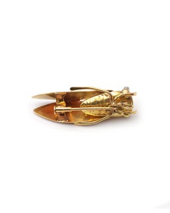 Colgante-broche con forma de cigarra y diamantes, en oro de 18 quilates y platino
