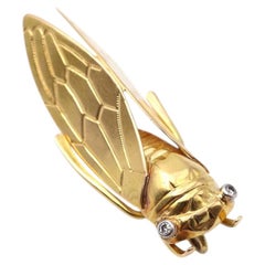 Colgante-broche con forma de cigarra y diamantes, en oro de 18 quilates y platino