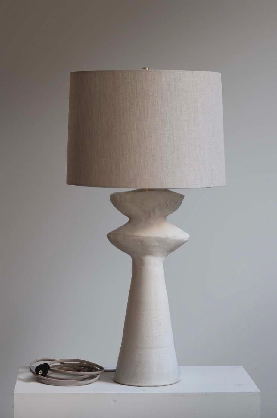 Die Cicero-Lampe ist eine handgefertigte Studiotöpferei des Keramikkünstlers Danny Kaplan. Inklusive Lampenschirm. Bitte beachten Sie, dass die Abmessungen bis zu einem Zentimeter variieren können.

Geboren in New York City und aufgewachsen in