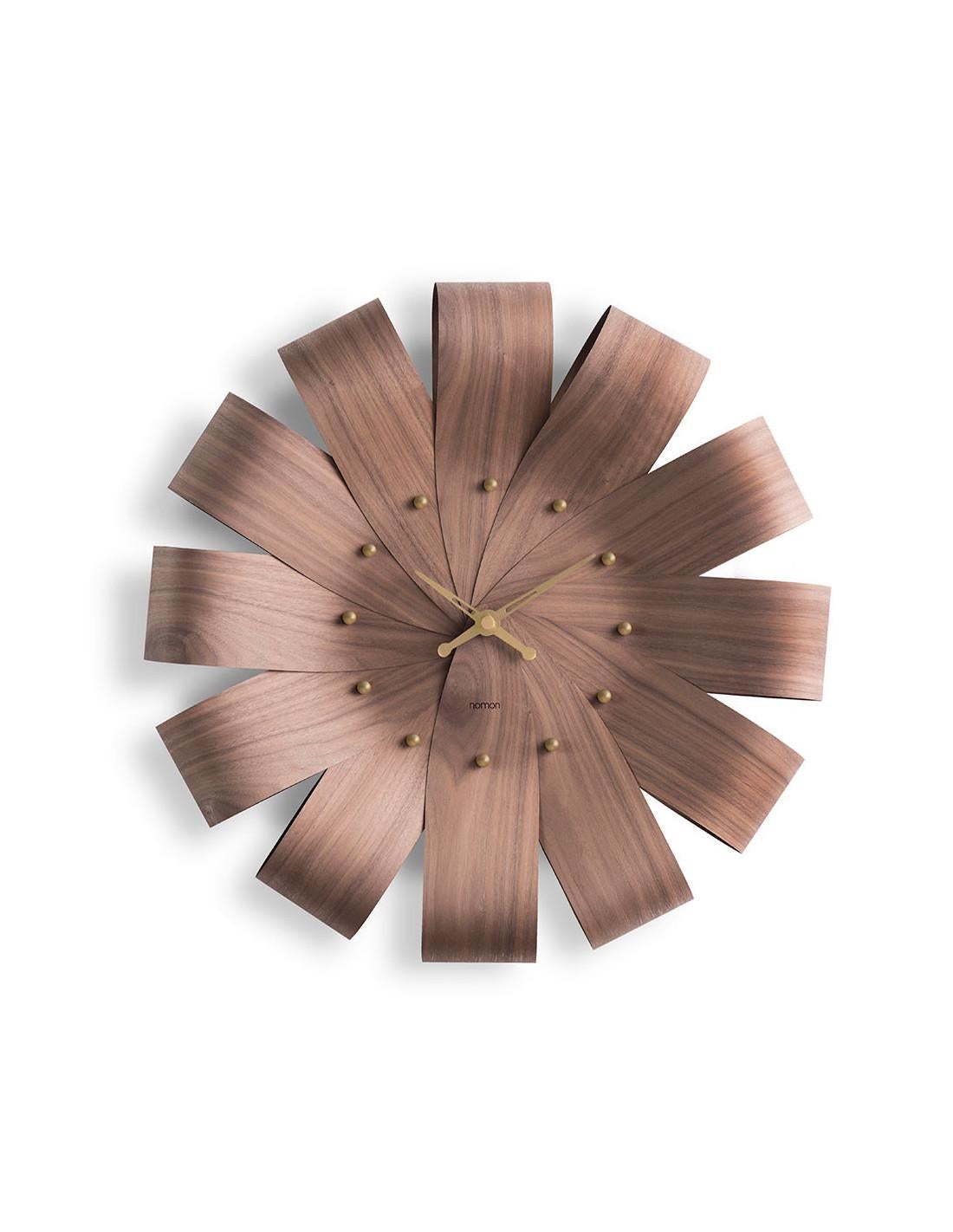Ciclo Gold wall clock made of oak or walnut veneer with polished brass hands and time signals.
Ciclo Gold wall clock : Body in walnut wood or in Oak wood or Walnut and Oak wood , hands and time signals in polished brass
Each clock is a unique