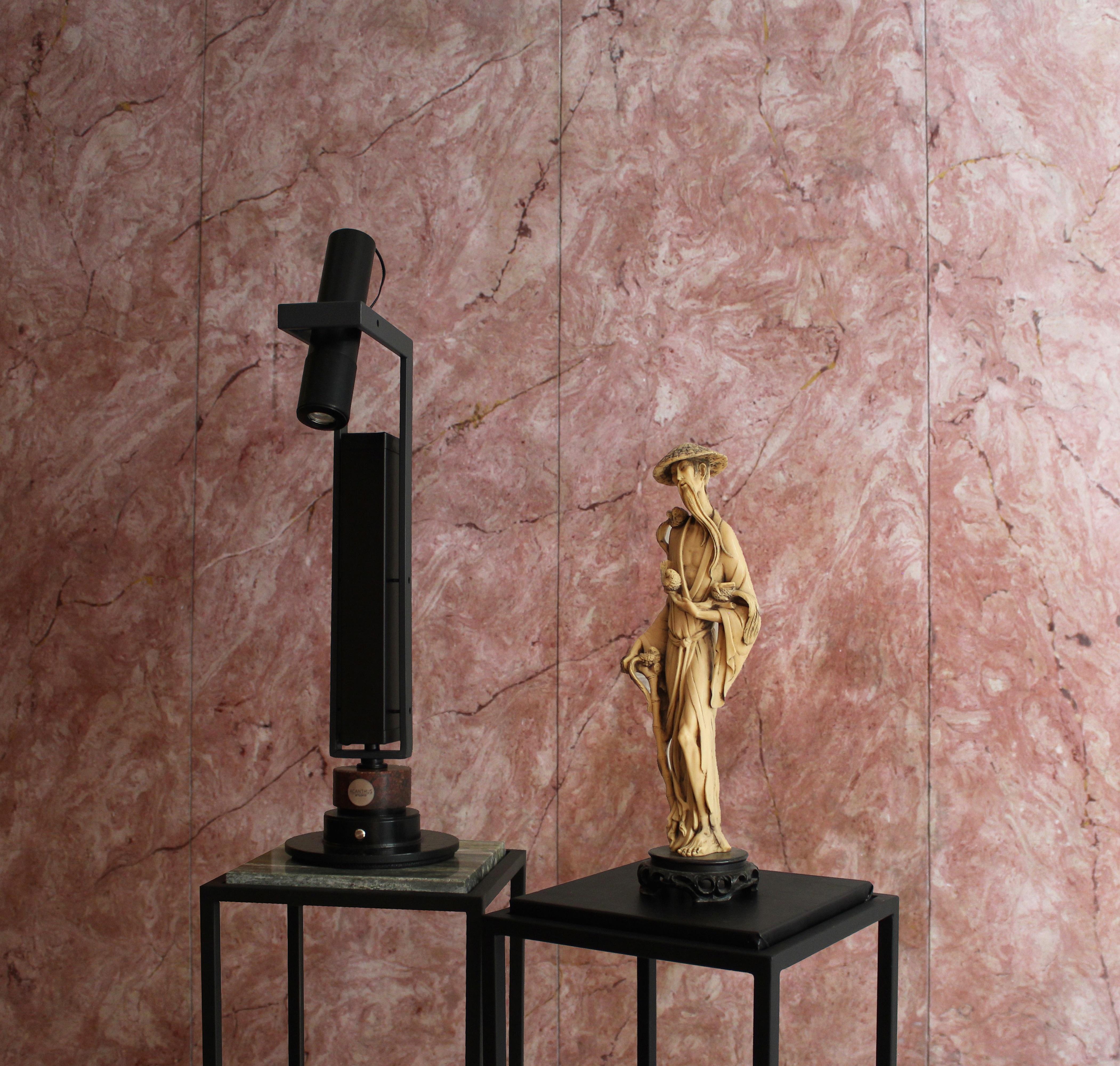 Postmoderne Lampe à poser Ciclope en granit rouge par Acanthus Studio Roma en vente