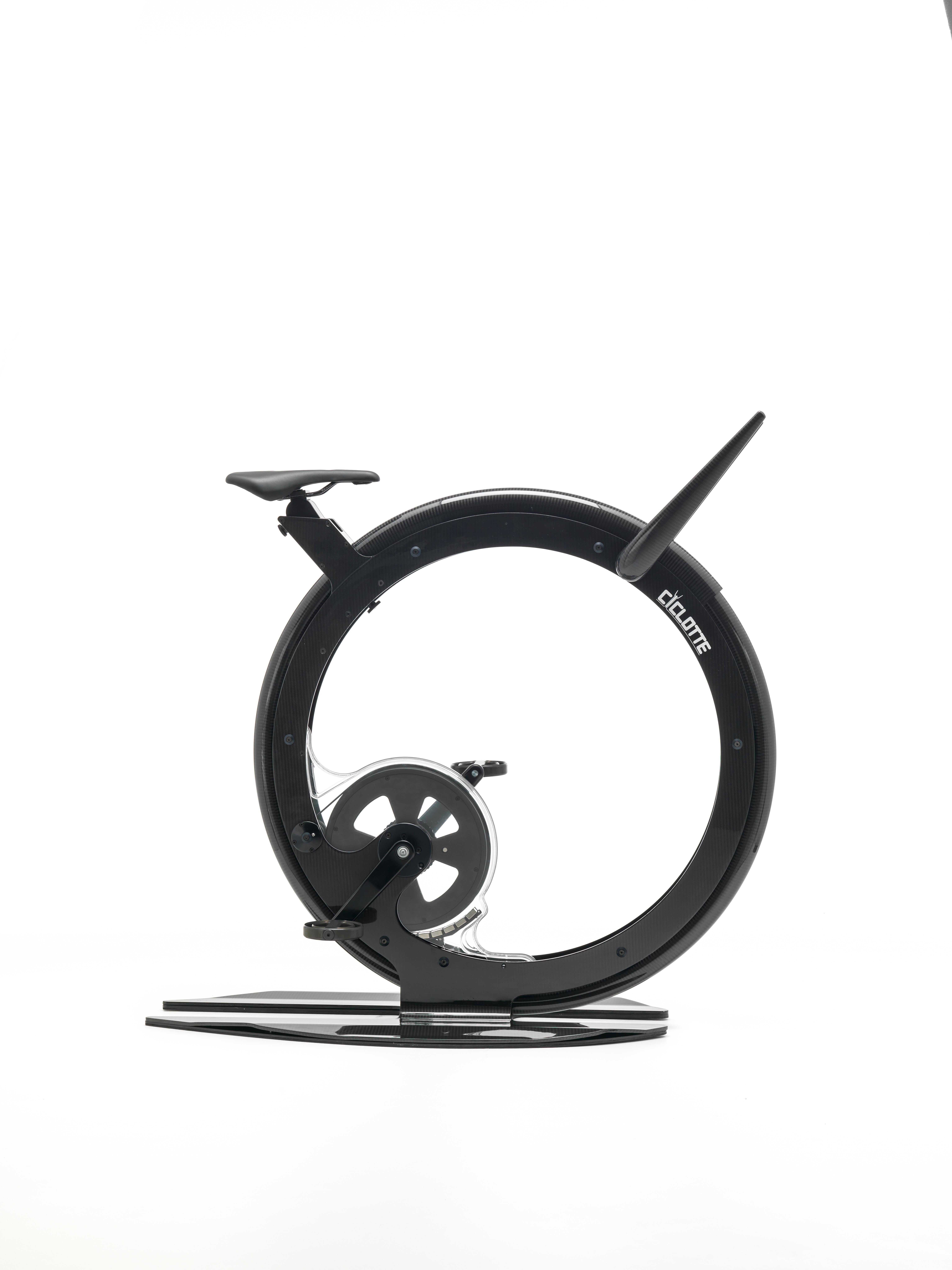Ciclotte bike ist ein innovativer Heimtrainer, entworfen und hergestellt in Italien, der Idee, Form und Technologie vereint und die traditionellen ästhetischen und funktionellen Werte eines Heimtrainers neu überdenkt. Das Ciclotte-Fahrrad wurde aus