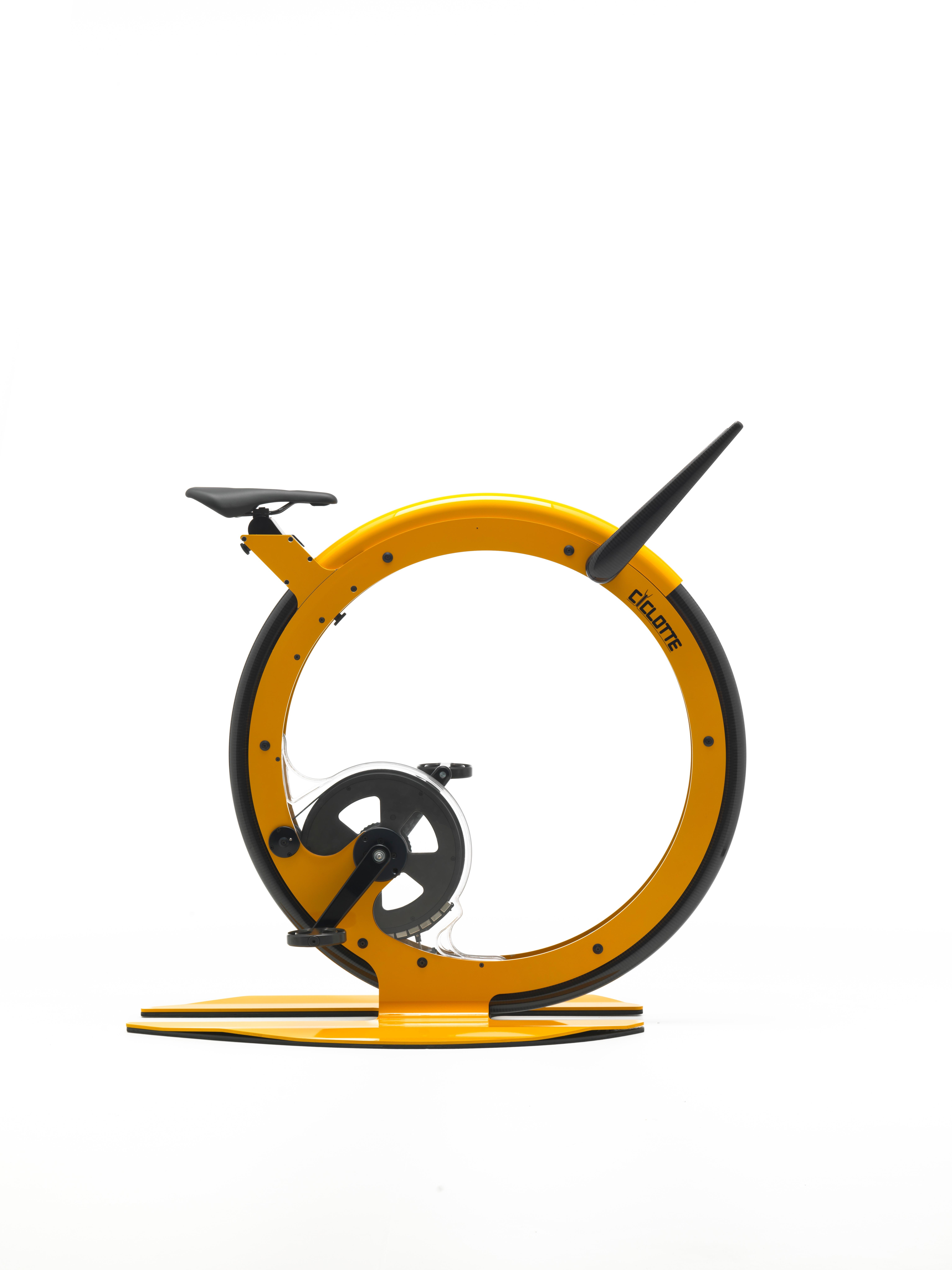 Ciclotte bike ist ein innovativer Heimtrainer, entworfen und hergestellt in Italien, der Idee, Form und Technologie vereint und die traditionellen ästhetischen und funktionellen Werte eines Heimtrainers neu überdenkt. Das Ciclotte-Fahrrad wurde aus