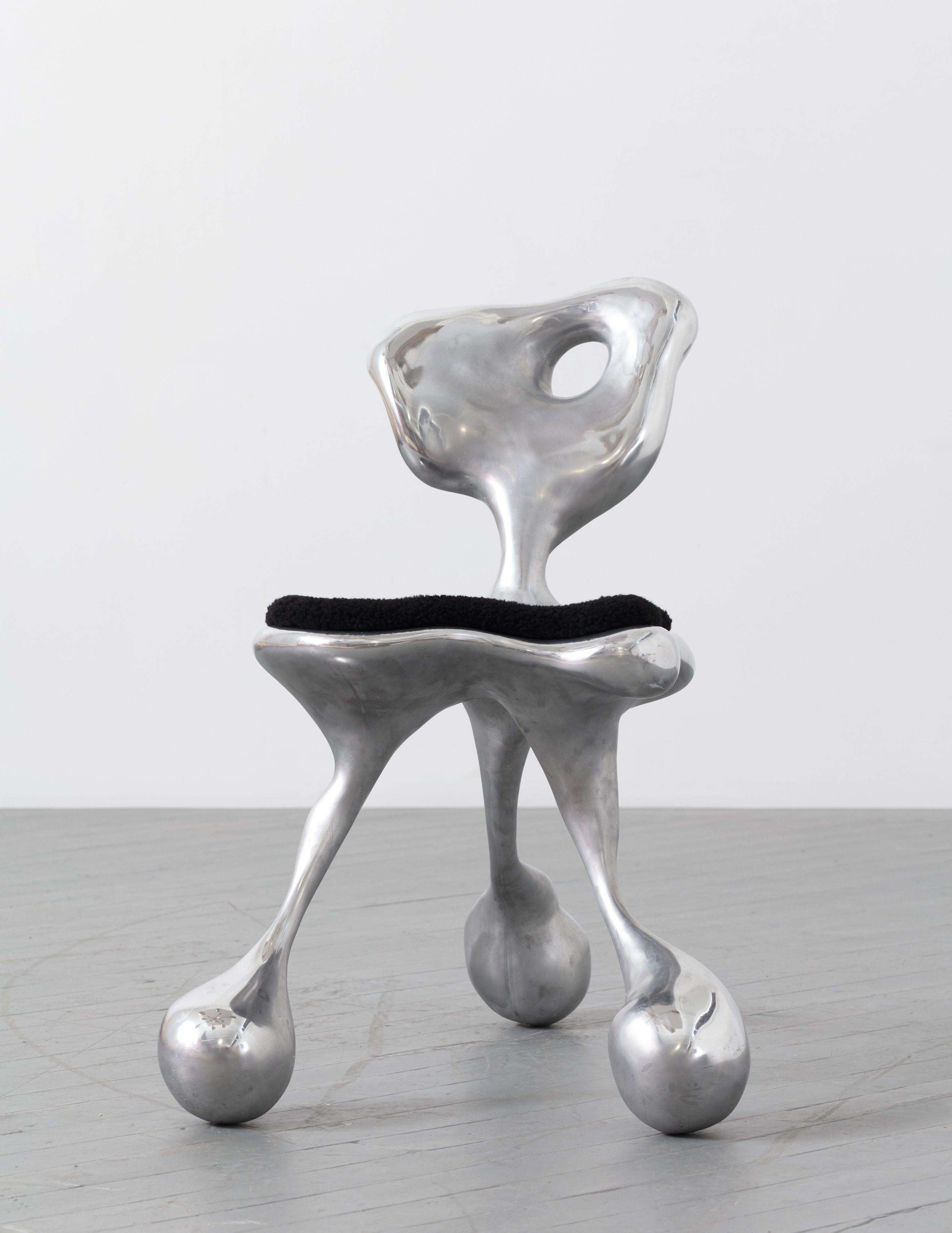Rogan Gregory. Ciconiforme. Sedia. 2023. Alluminio con seduta in shearling.