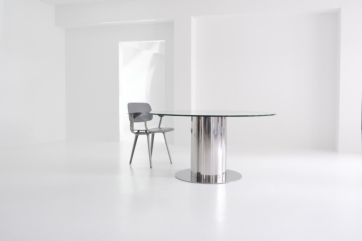 this cool and elegant „cidonio“ dining table was designed by driade co-founder antonia astori for cidue italy in 1968.

the round crystal glass top is supported by an equally round base made of chrome-plated stainless steel.

the glass top shows