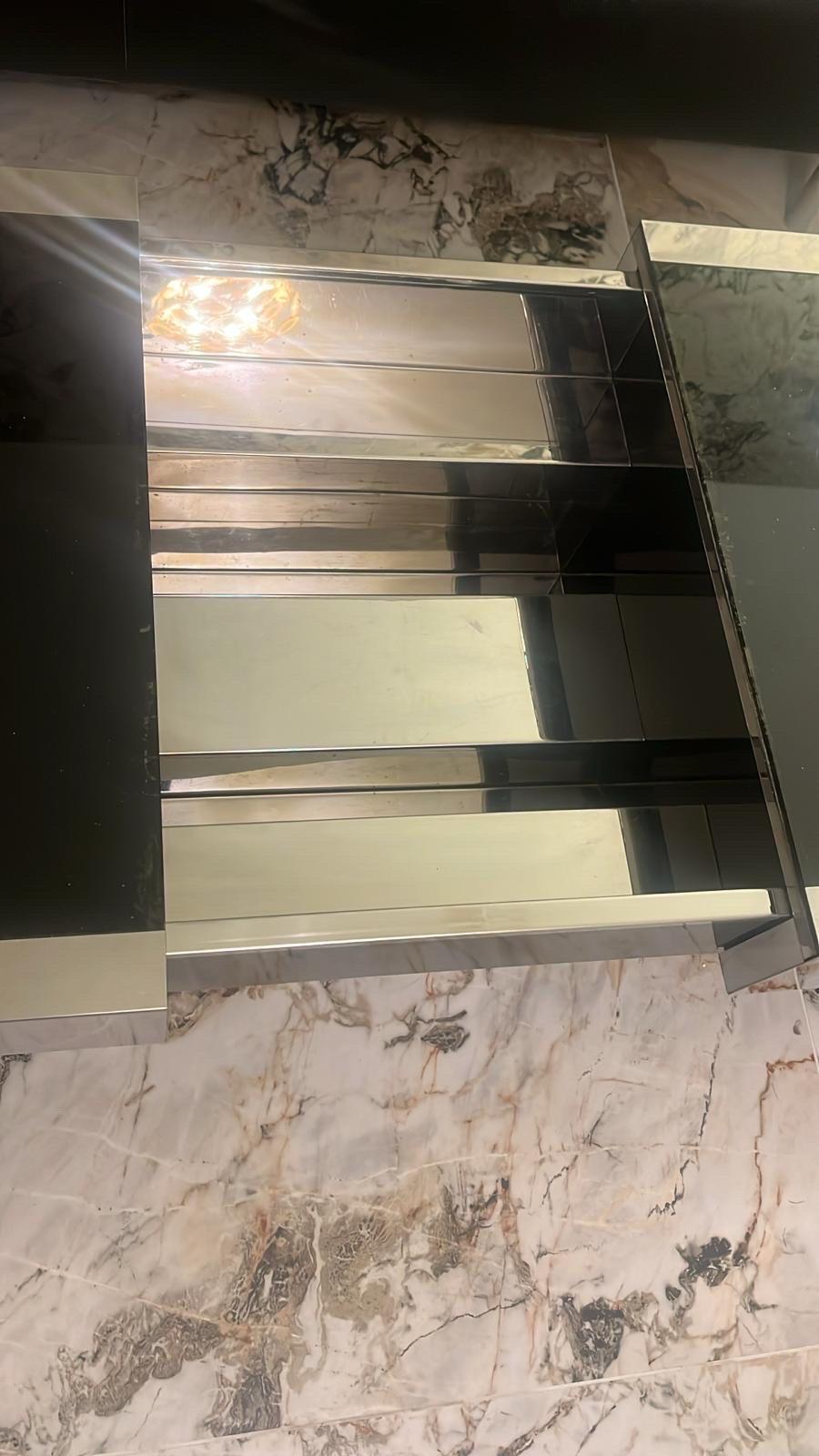 Cidue Table basse avec bar à sec caché en acier inoxydable et verre , 1970 en vente 3