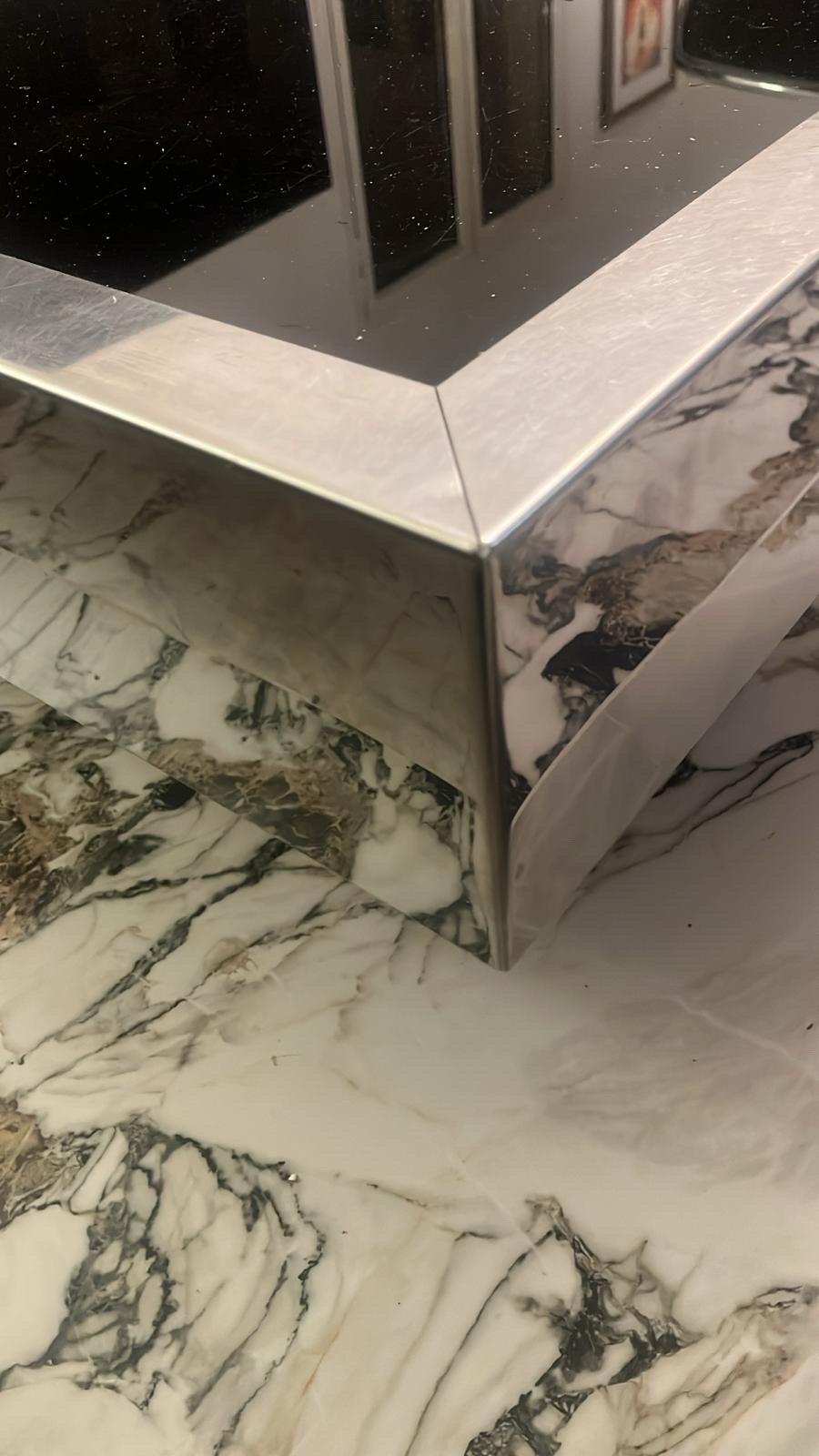 Mid-Century Modern Cidue Table basse avec bar à sec caché en acier inoxydable et verre , 1970 en vente