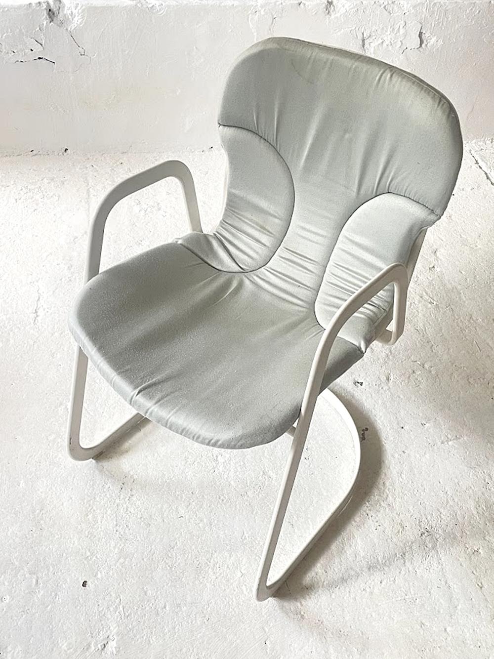 Cette chaise design italienne a été conçue par Willy Rizzo pour le fabricant italien Cidue. Une chaise de salle à manger très confortable avec accoudoirs.
Rizzo est entré dans le monde de la nouvelle 