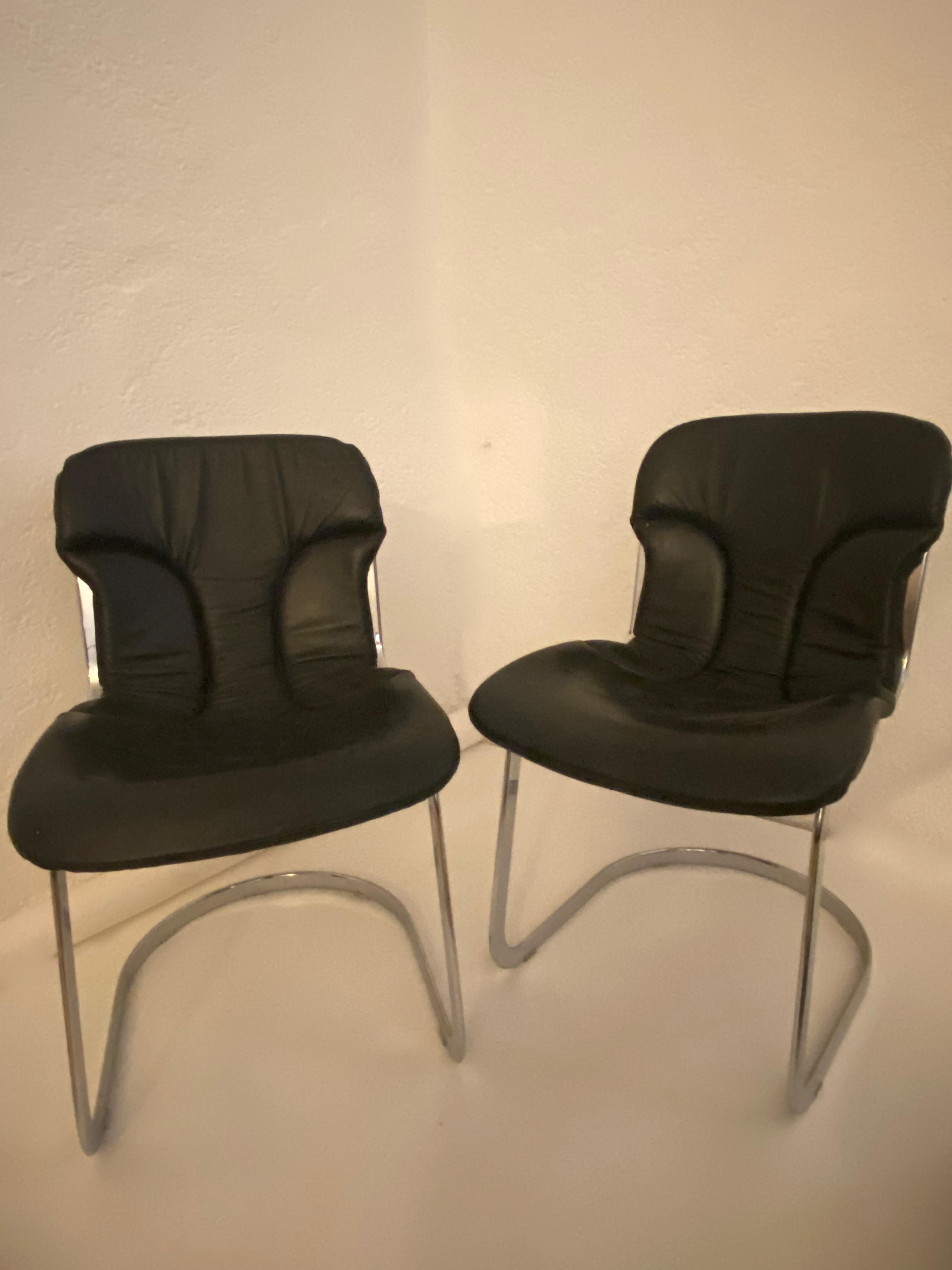 Cidue Esszimmerstühle entworfen von Willy Rizzo 4er-Set aus verchromtem und schwarzem Leder im Angebot 1