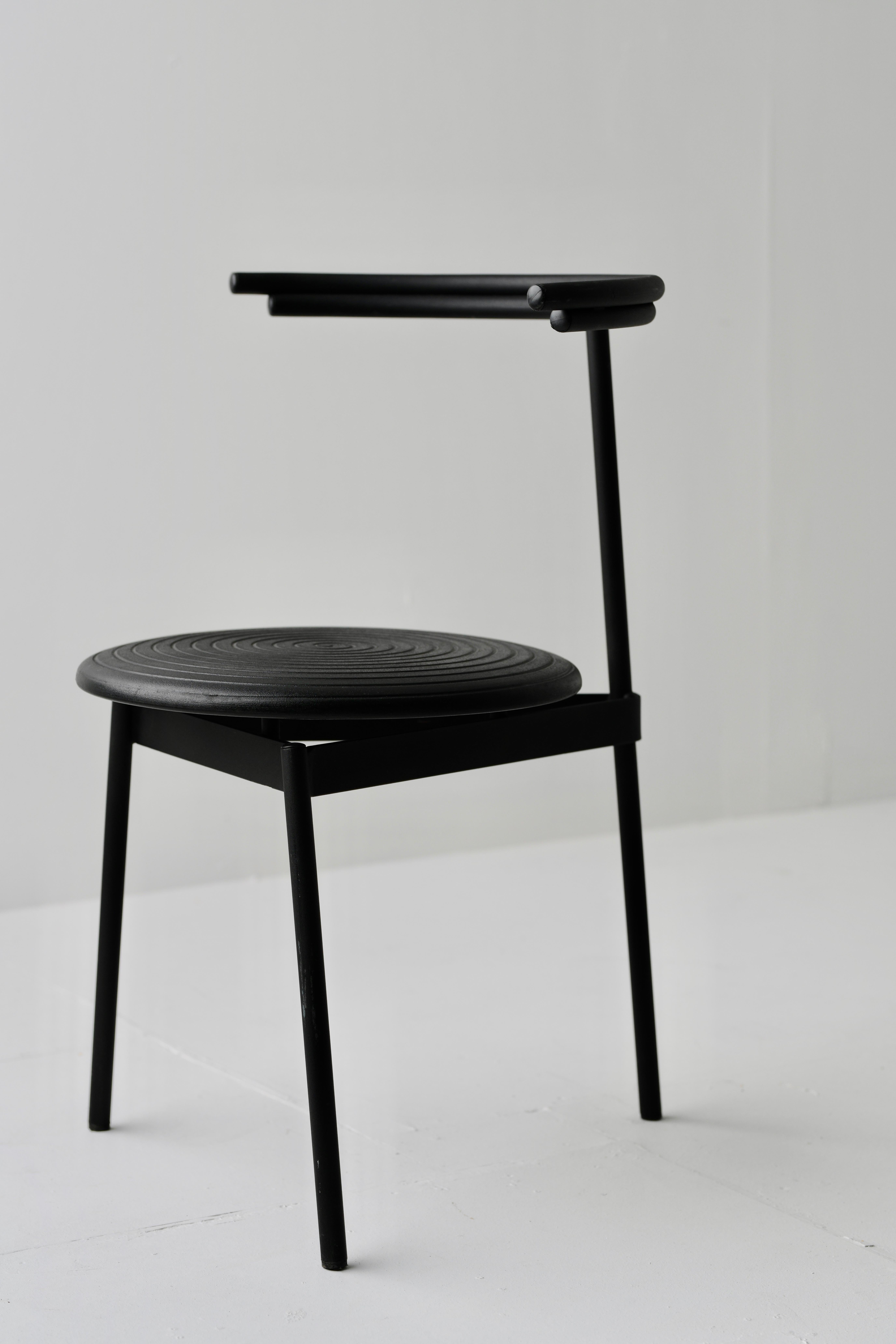 Minimalist Cidue Memphis 3-Legged Side Chair Italian Made For Sale
