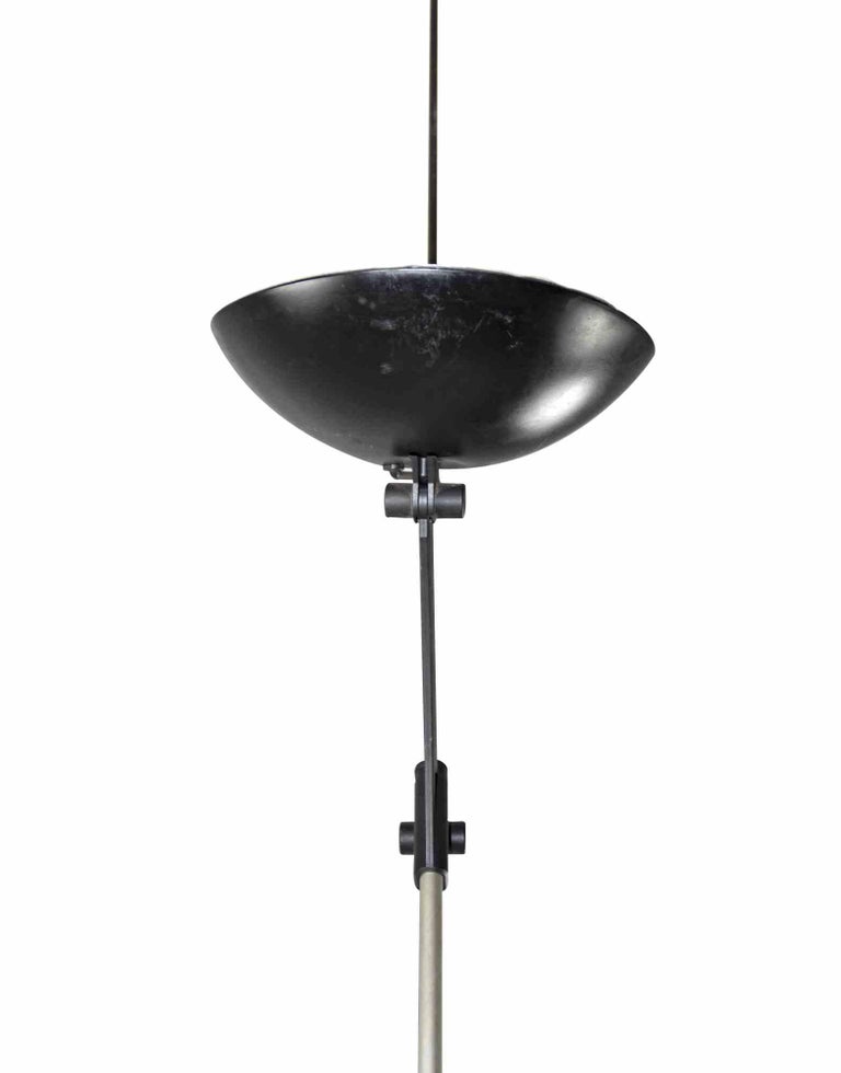 Cielo Terra Floor Lamp is an original design lamp realized in the 1980s by René Kemna.

This super light lamp can be adjusted to fit a ceiling height of 2m to 3.7m. The lamp itself can also be oriented.
Made of aluminum and fiberglass
Designed