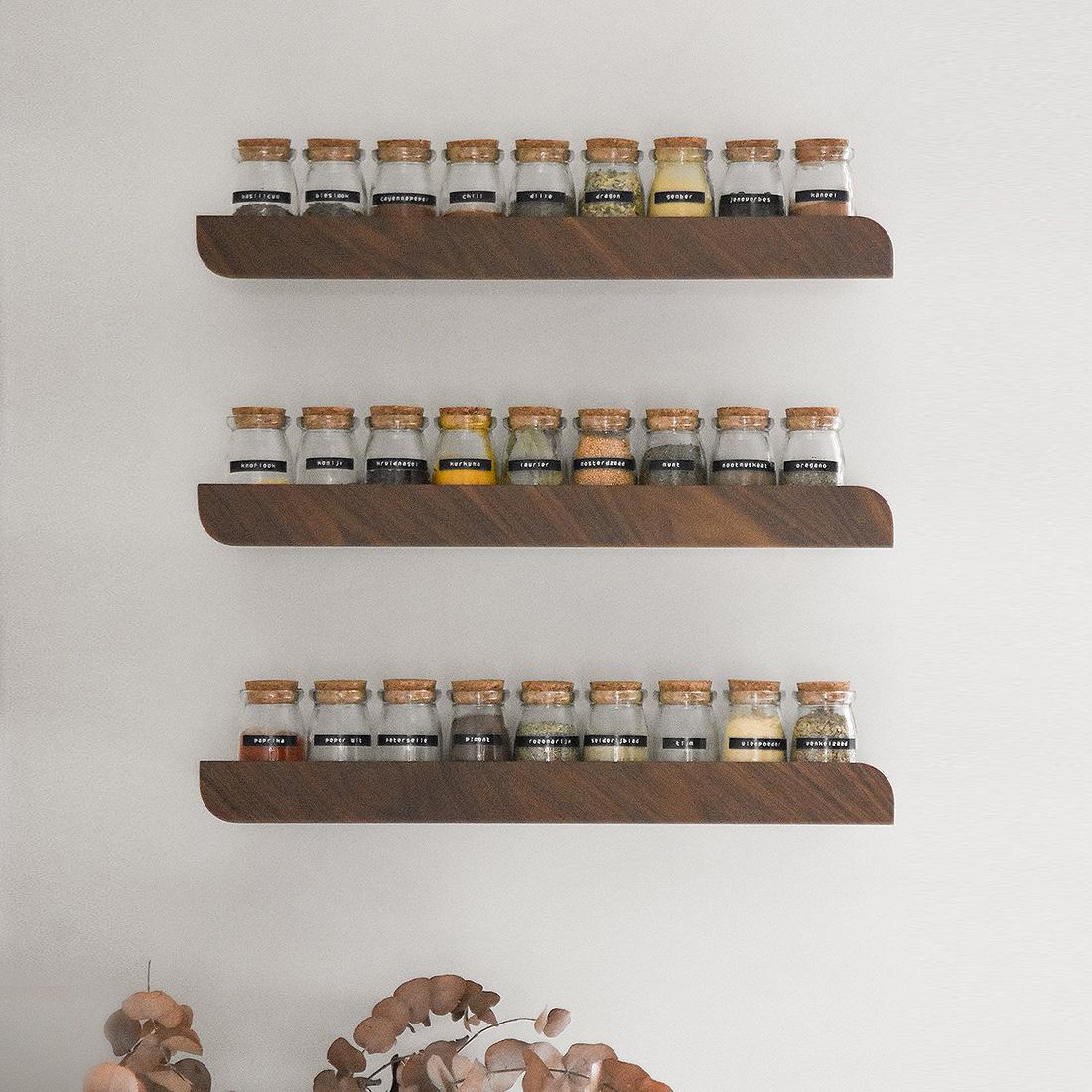 Notre étagère Cielo est une pièce murale minimaliste unique parfaite pour placer de la décoration avec un design soigné qui met en valeur sa veine de bois et comprend un rebord frontal. Son design est complété par la forme de feuille emblématique de