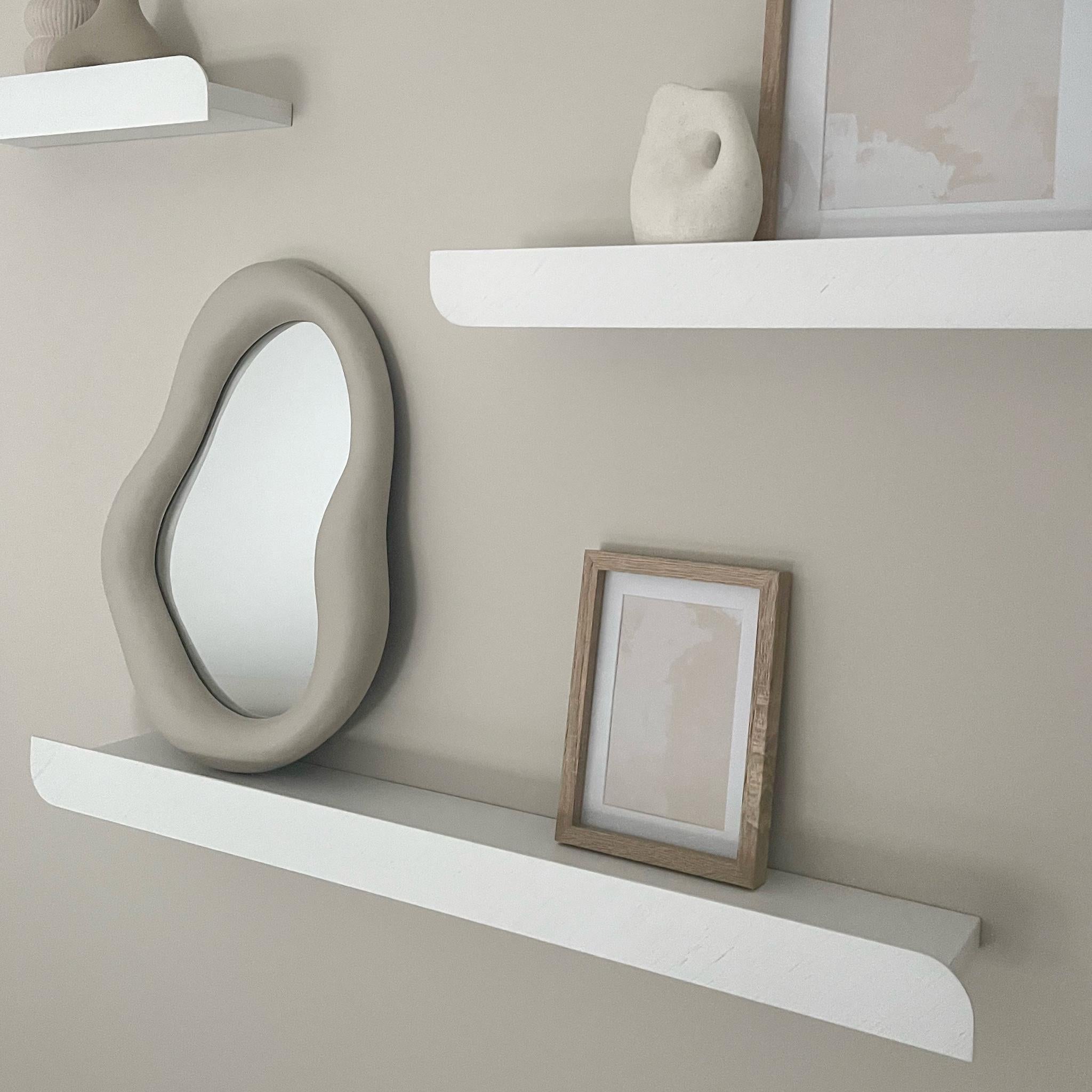 Unser Regal Cielo ist ein einzigartiges, minimalistisches Wandelement, das sich perfekt für die Platzierung von Dekorationen eignet. Das sorgfältige Design hebt die Holzmaserung hervor und verfügt über eine vordere Leiste. Das Design wird durch die