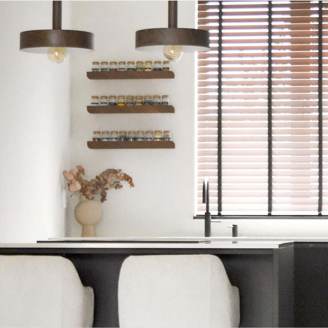 Unser Regal Cielo ist ein einzigartiges, minimalistisches Wandelement, das sich perfekt für die Platzierung von Dekorationen eignet. Das sorgfältige Design hebt die Holzmaserung hervor und verfügt über eine vordere Leiste. Das Design wird durch die