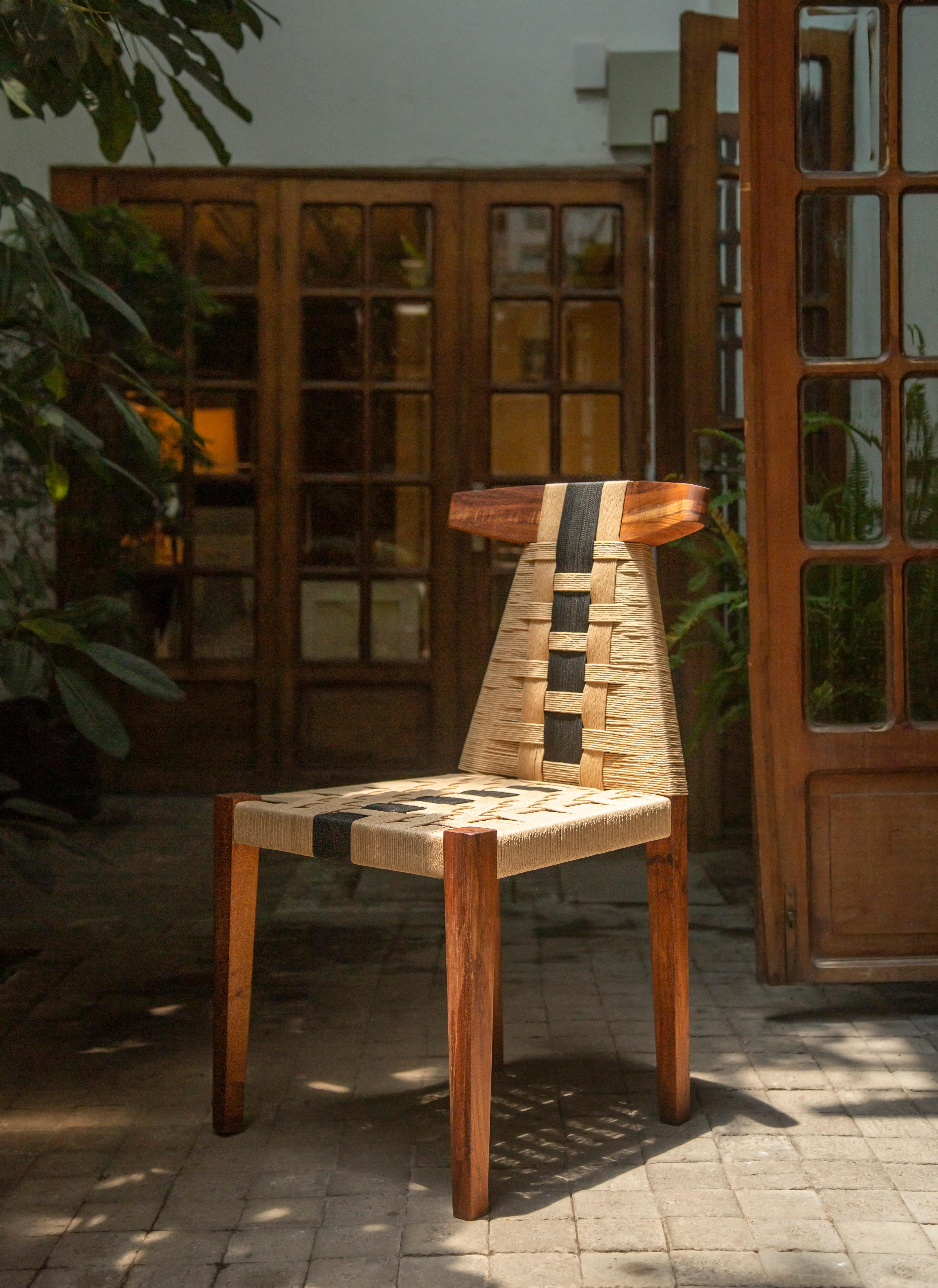 Voici la chaise Ciénega, une pièce captivante méticuleusement conçue pour attirer l'attention et rehausser votre espace de vie. Fabriquée avec précision par des artisans qualifiés dans les domaines de la menuiserie et du tissage, chaque chaise