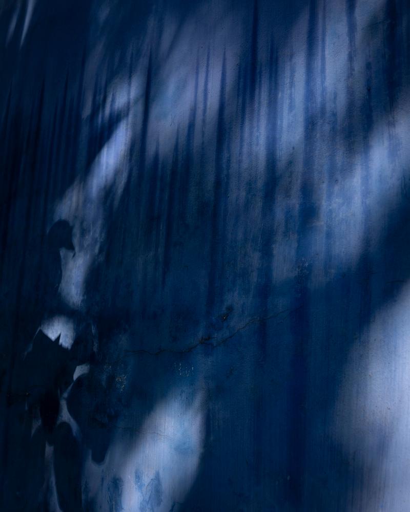 Color Photograph Cig Harvey -  Un mur bleu 
