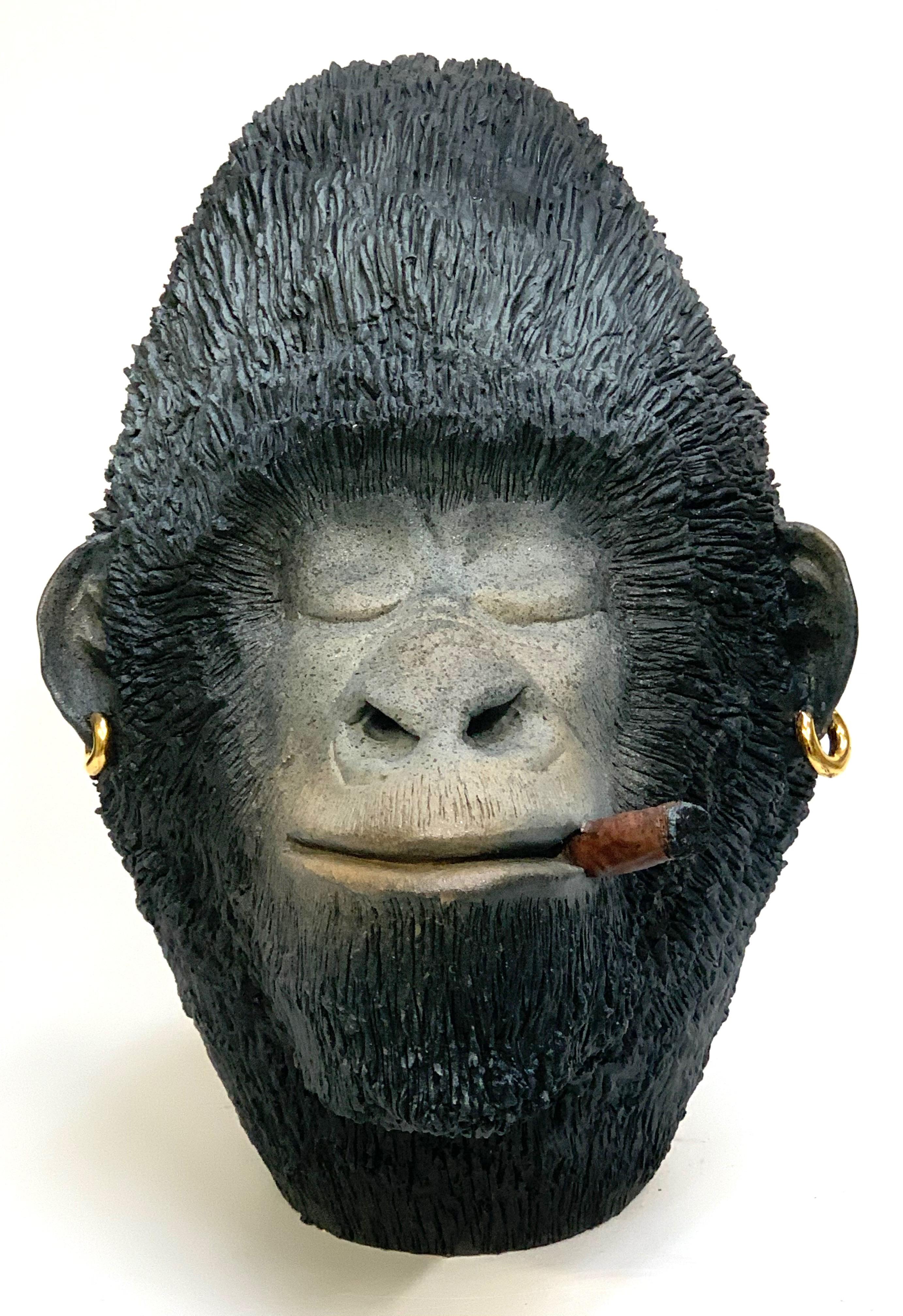 La pieza es una representación única de un mono de forma moderna. El animal fuma un puro y lleva pendientes de oro.
Nuestro diseñador crea estas piezas completamente a mano.
   