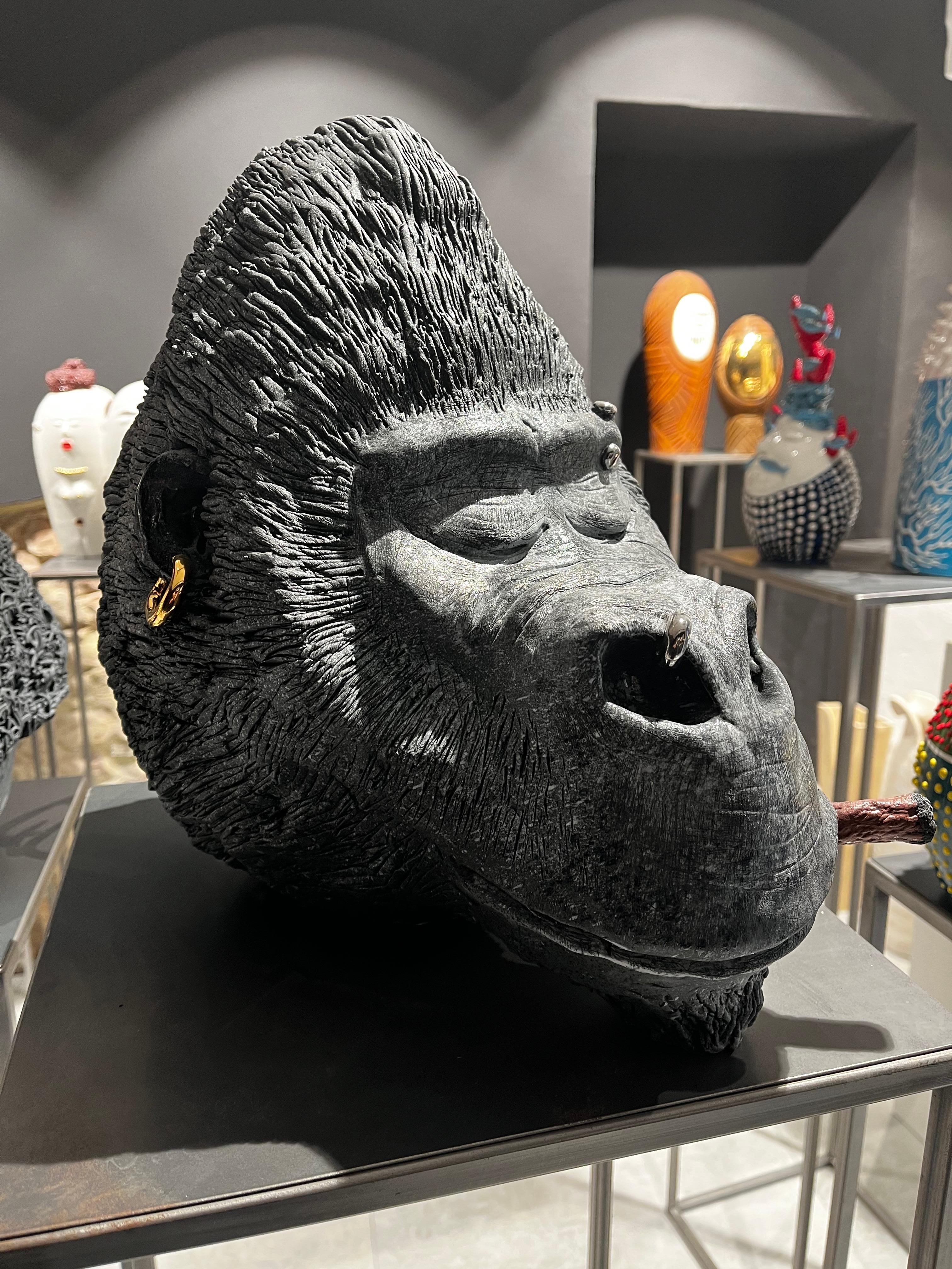 Zigarren- und Ohrringe Affen, Tafelaufsatz aus Keramik, handgefertigtes Design in Italien, 2021 (Handbemalt) im Angebot
