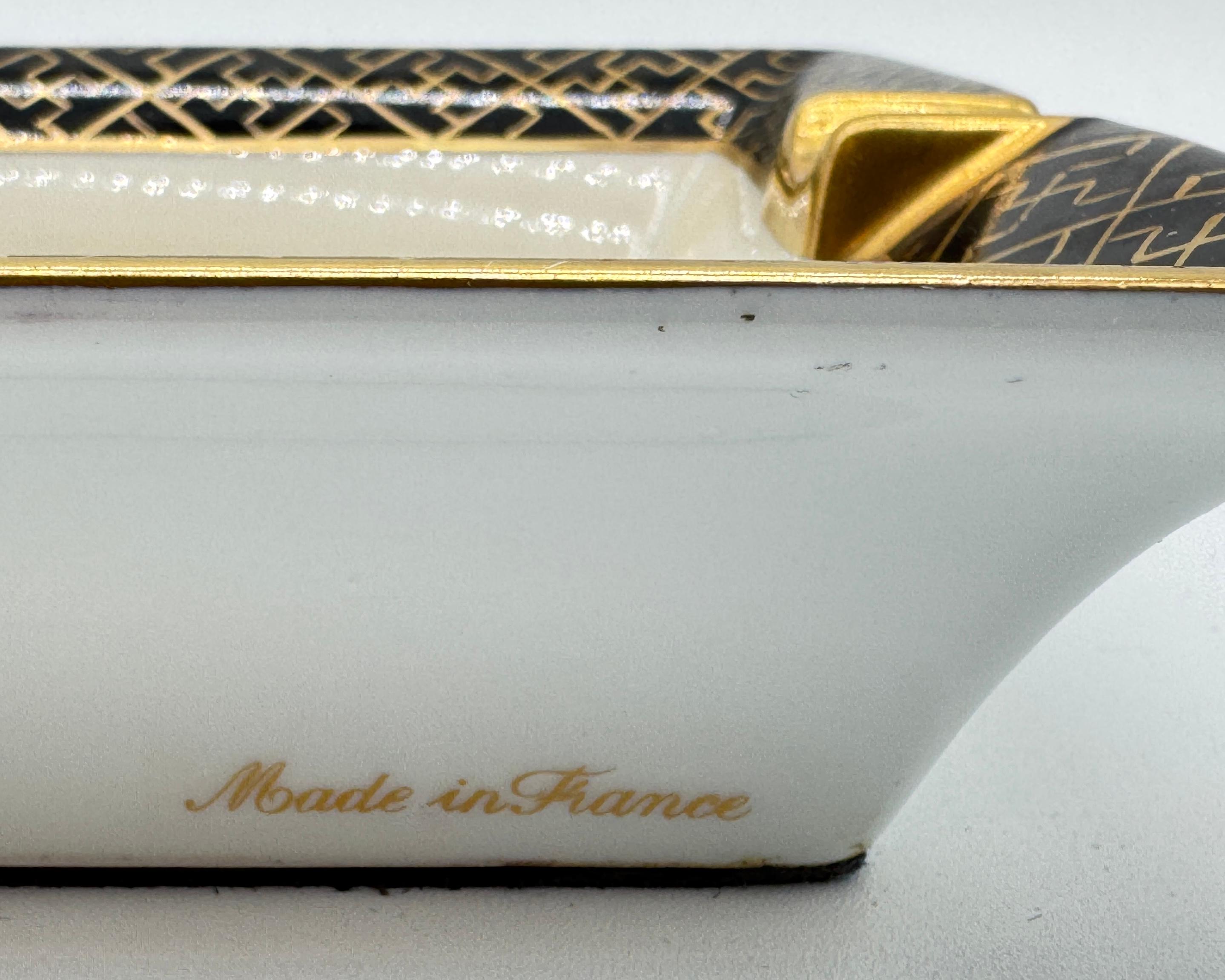 20ième siècle Cendrier à cigares avec deux chiens par Hermès en porcelaine en vente