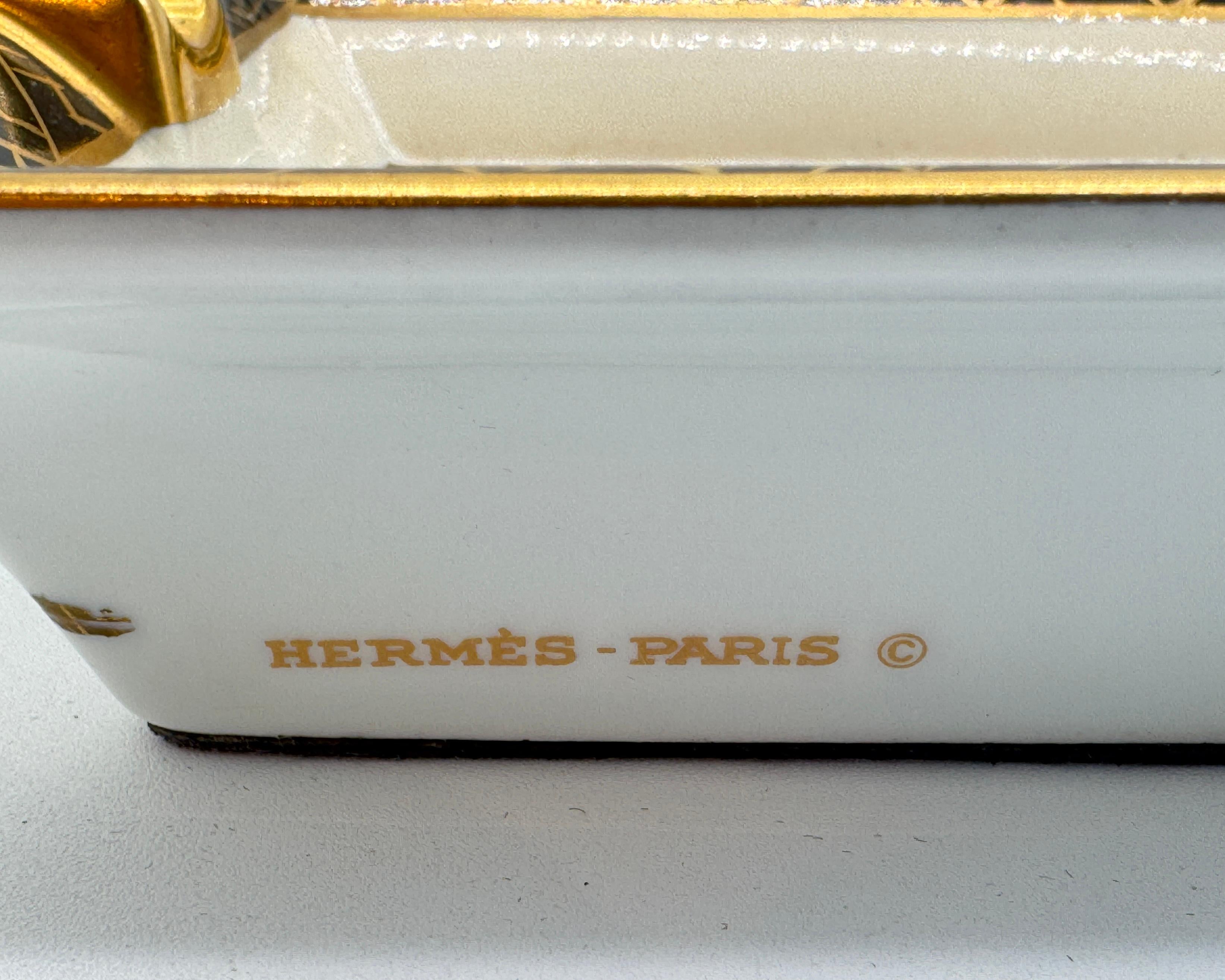 Porcelaine Cendrier à cigares avec deux chiens par Hermès en porcelaine en vente