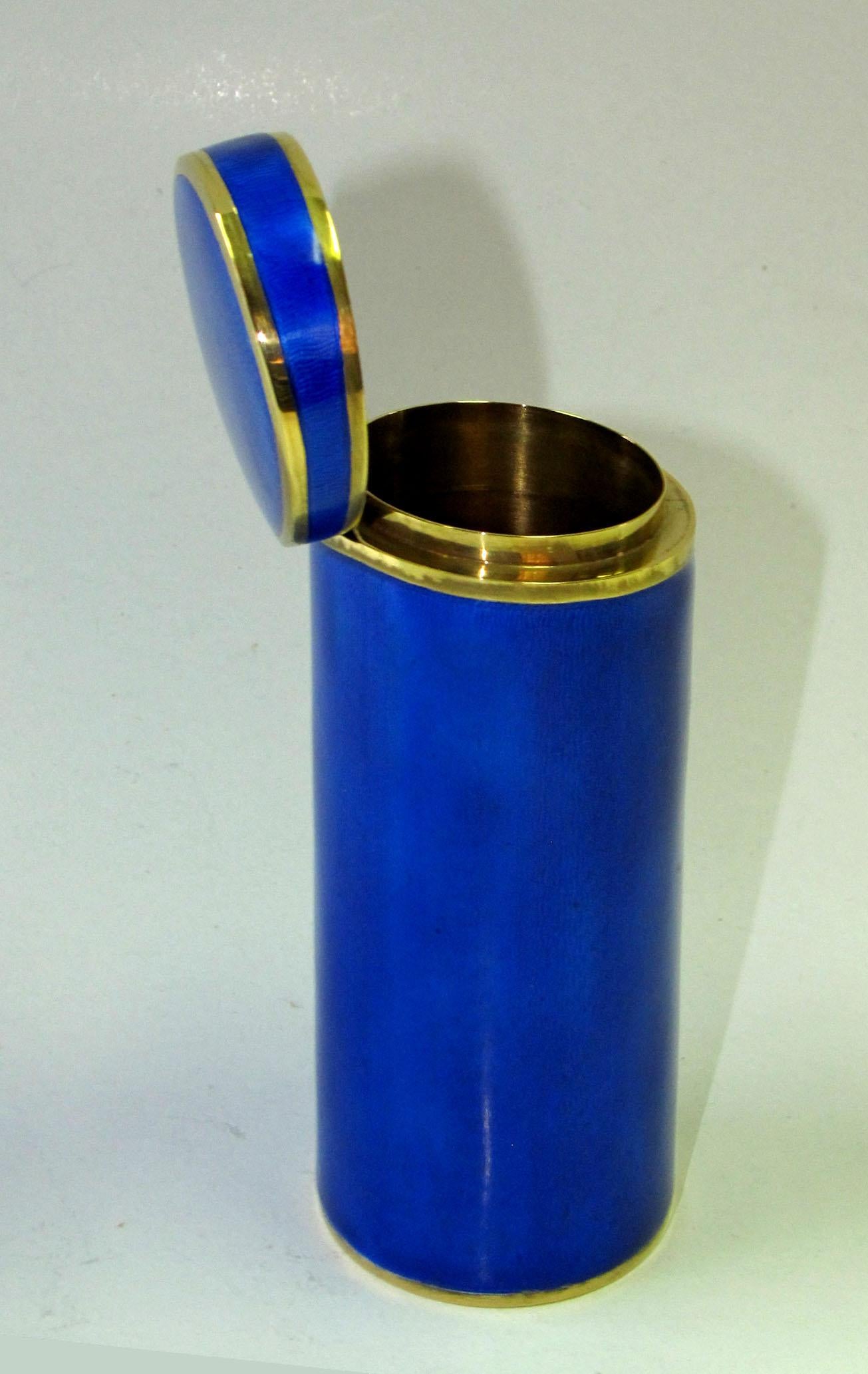 Caja cilíndrica para puros de mesa, de plata de ley 925/1000 dorada con esmaltes al fuego translúcidos sobre guilloché, con tapa abatible. Estilo contemporáneo moderno. Diámetro cm. 5 altura cm. 12.2. Peso g. 280. Diseñada por Franco Salimbeni en
