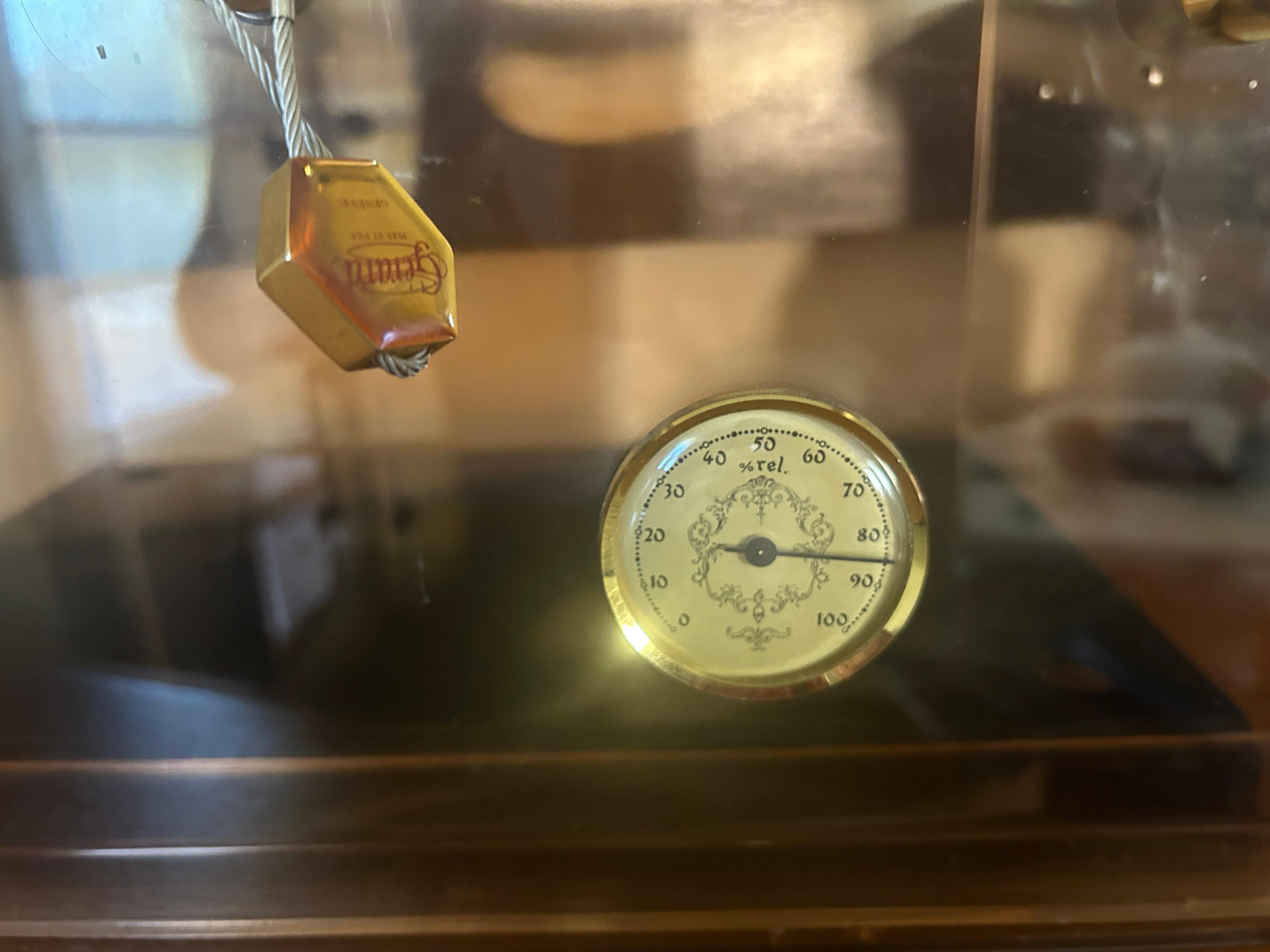 Plexiglas humidifier, with digital hygrometer, can hold up to 12 flat boxes. 
Perfect for long term preservation without mixing aromas.