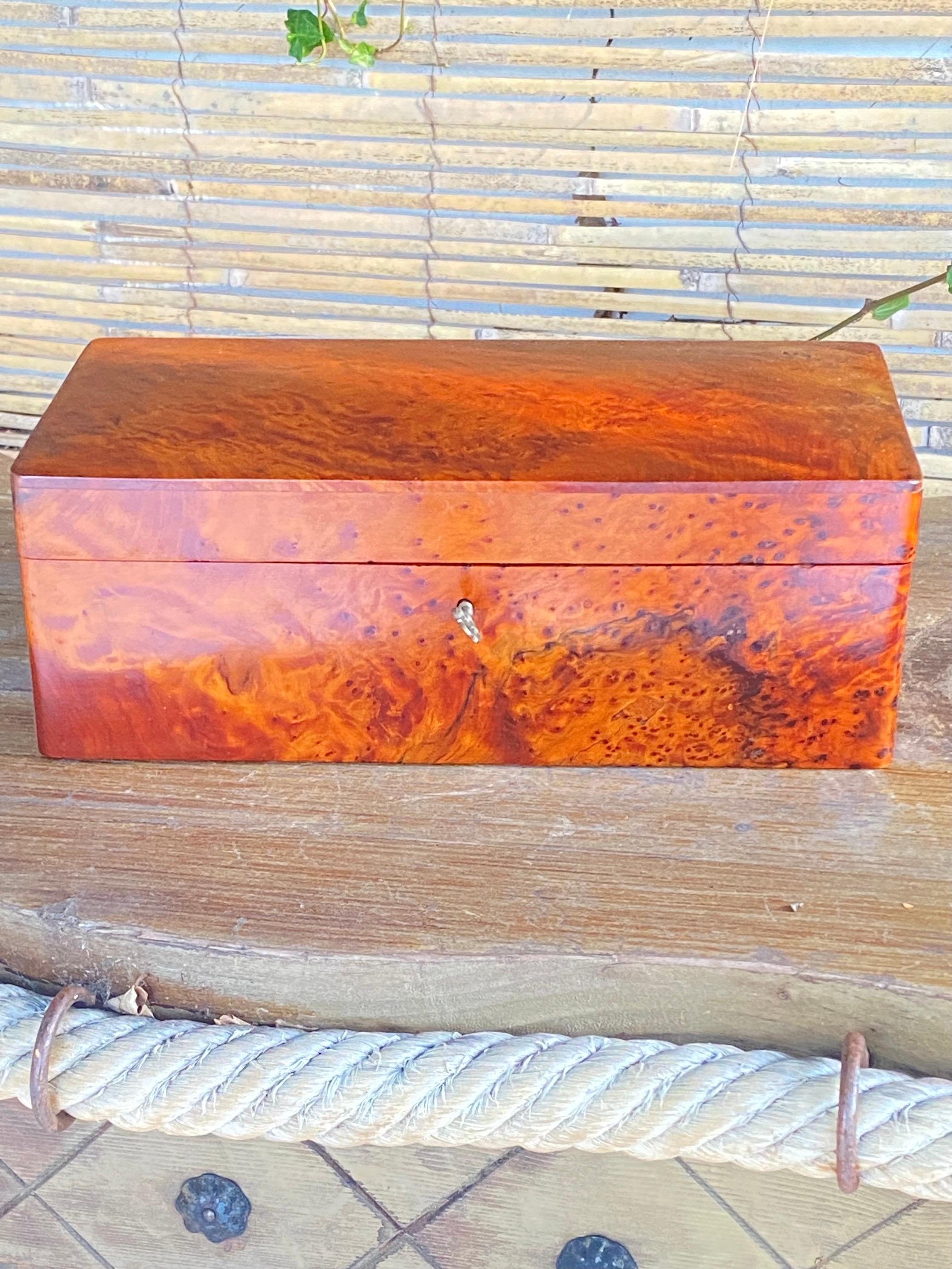 This box contains a second box, inside, in burl Wood too. Inside several compartments in wood. It has been made in England circa 1970. The color is Brown.