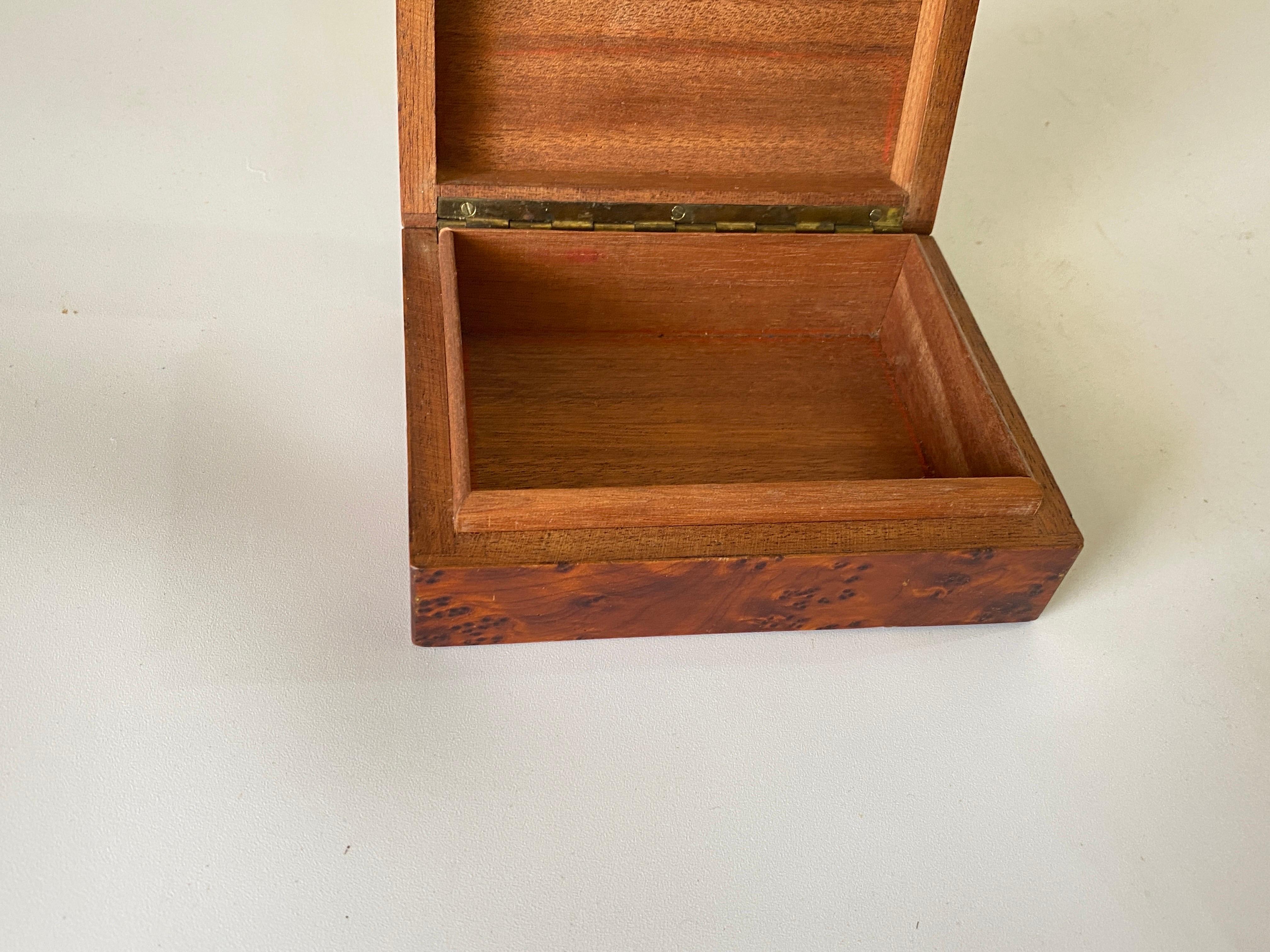 Français Boîte à cigares en bois ronceux, couleur marron, France, 20ème siècle